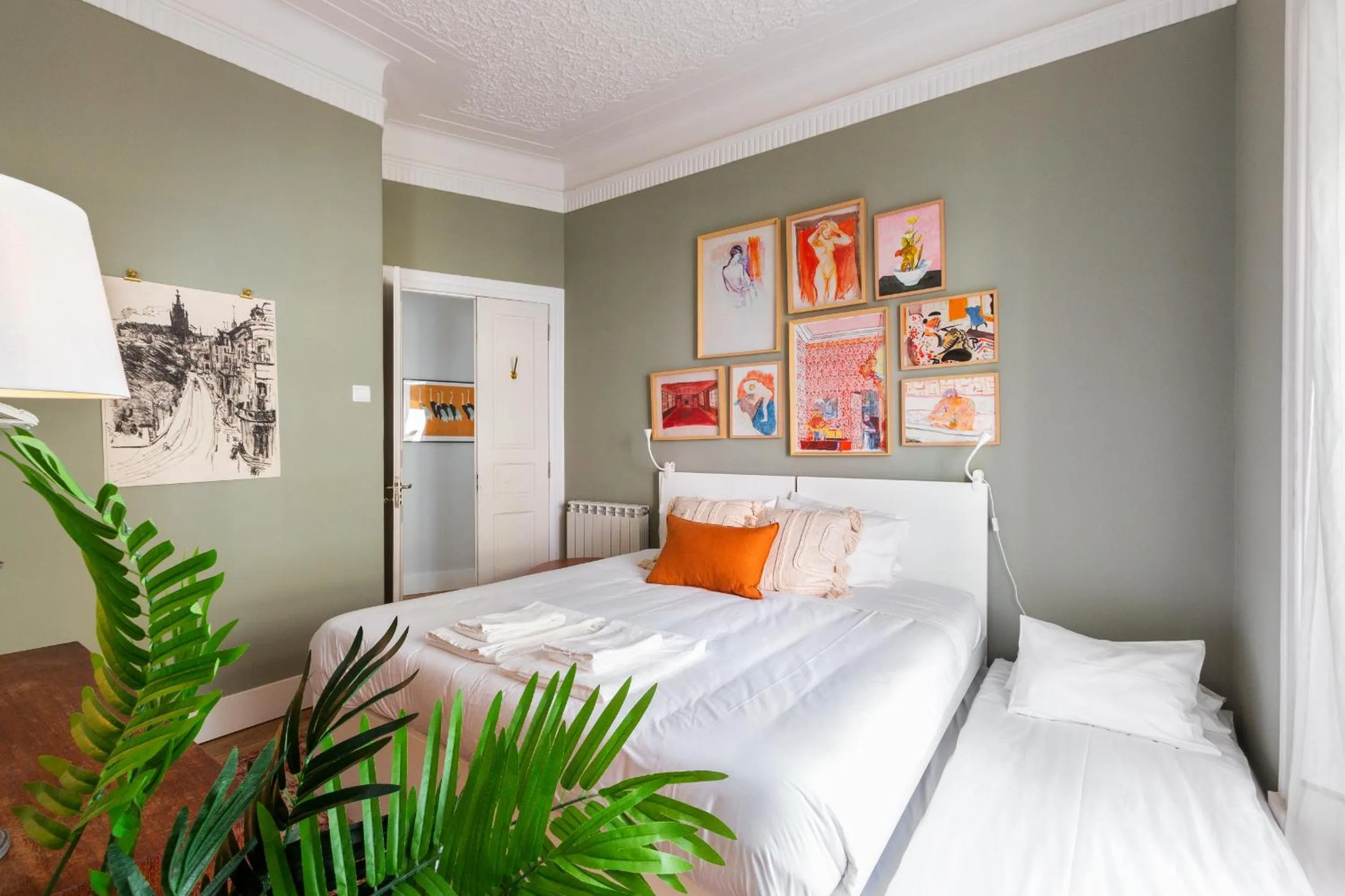 Bed in Bright City Center, 10m from subway, 6 rooms, up to 20 PPL