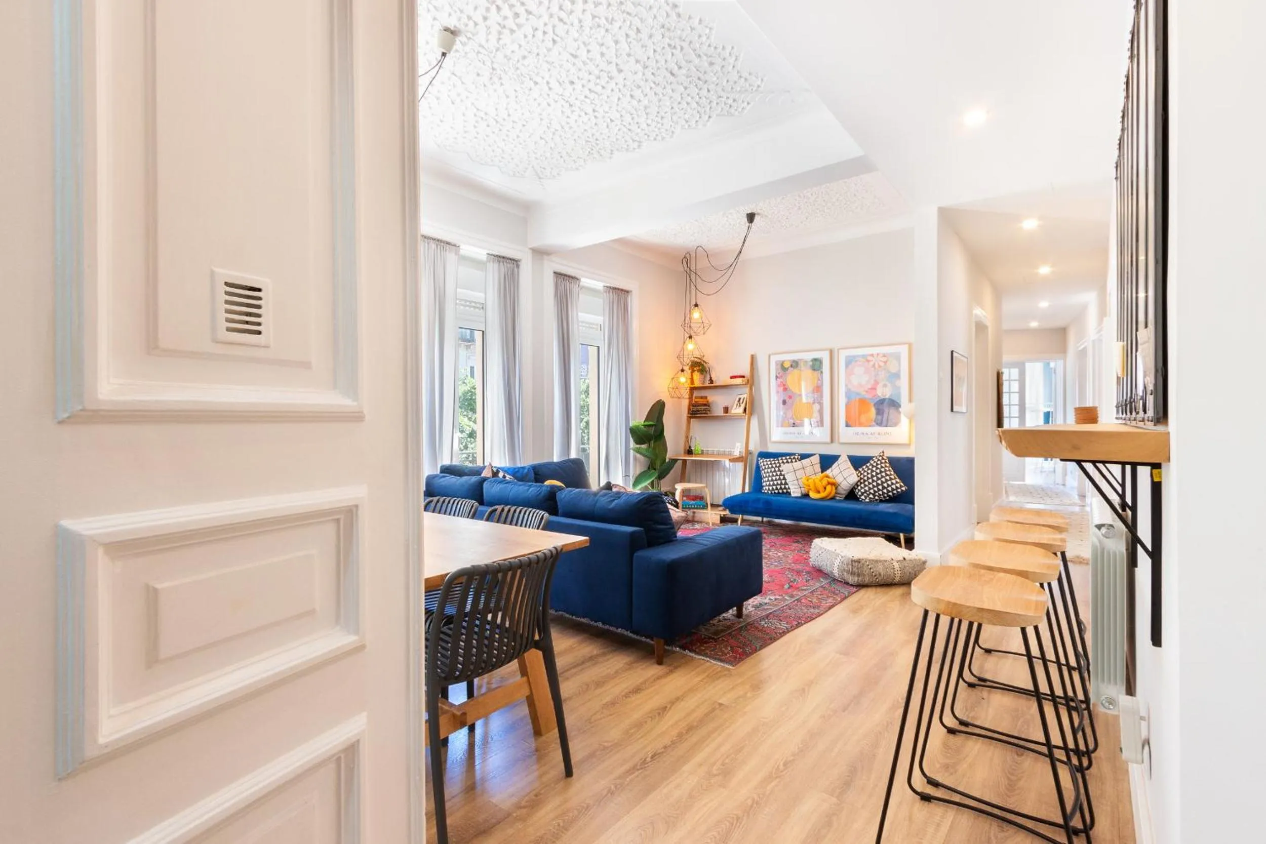 Vacation Home in Bright City Center, 10m from subway, 6 rooms, up to 20 PPL