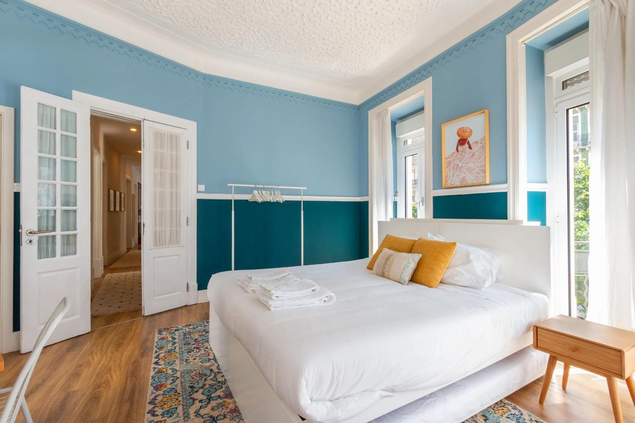 Bed in Bright City Center, 10m from subway, 6 rooms, up to 20 PPL