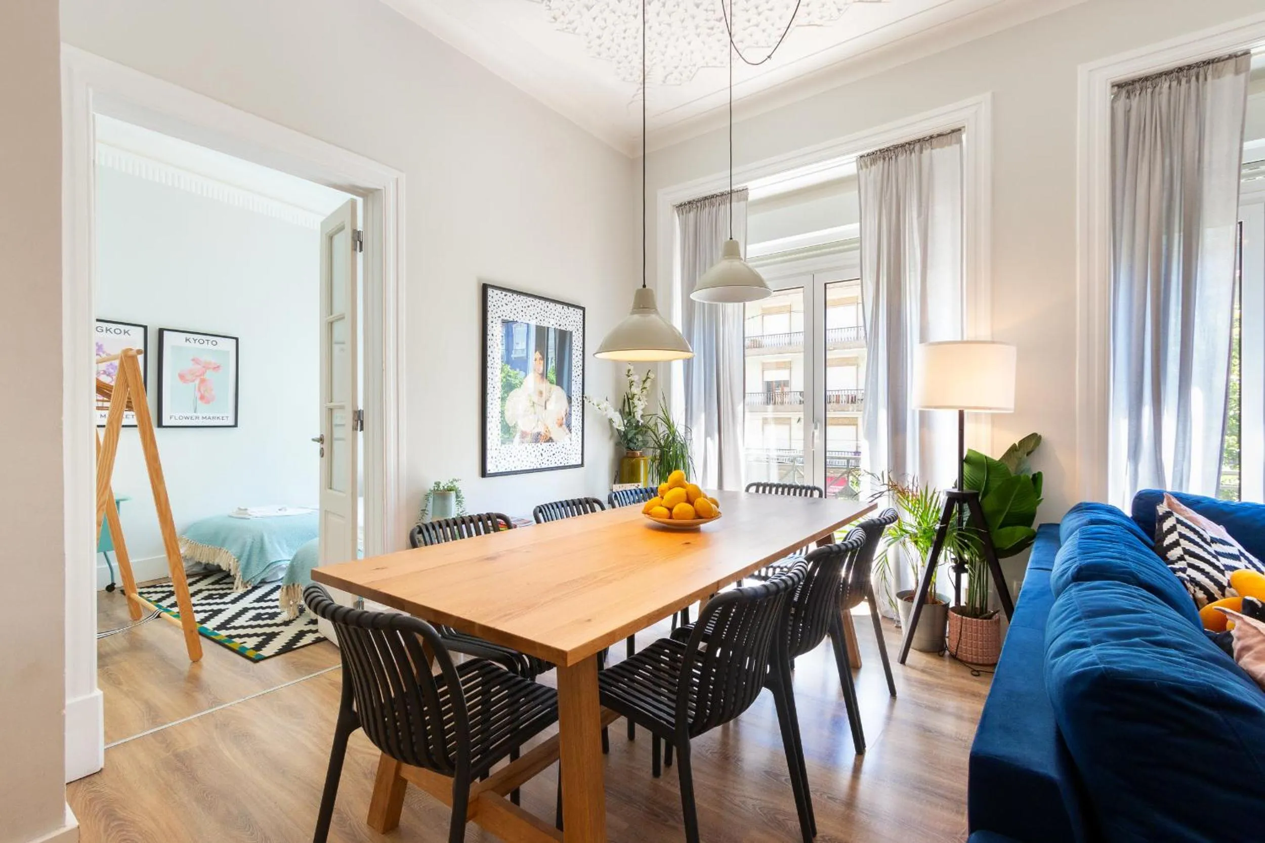 Dining area in Bright City Center, 10m from subway, 6 rooms, up to 20 PPL