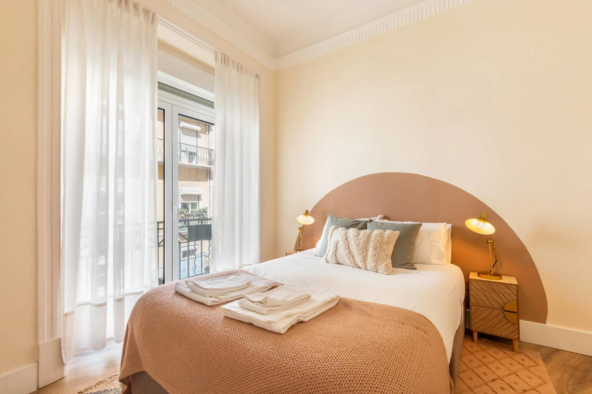Bed in Bright City Center, 10m from subway, 6 rooms, up to 20 PPL