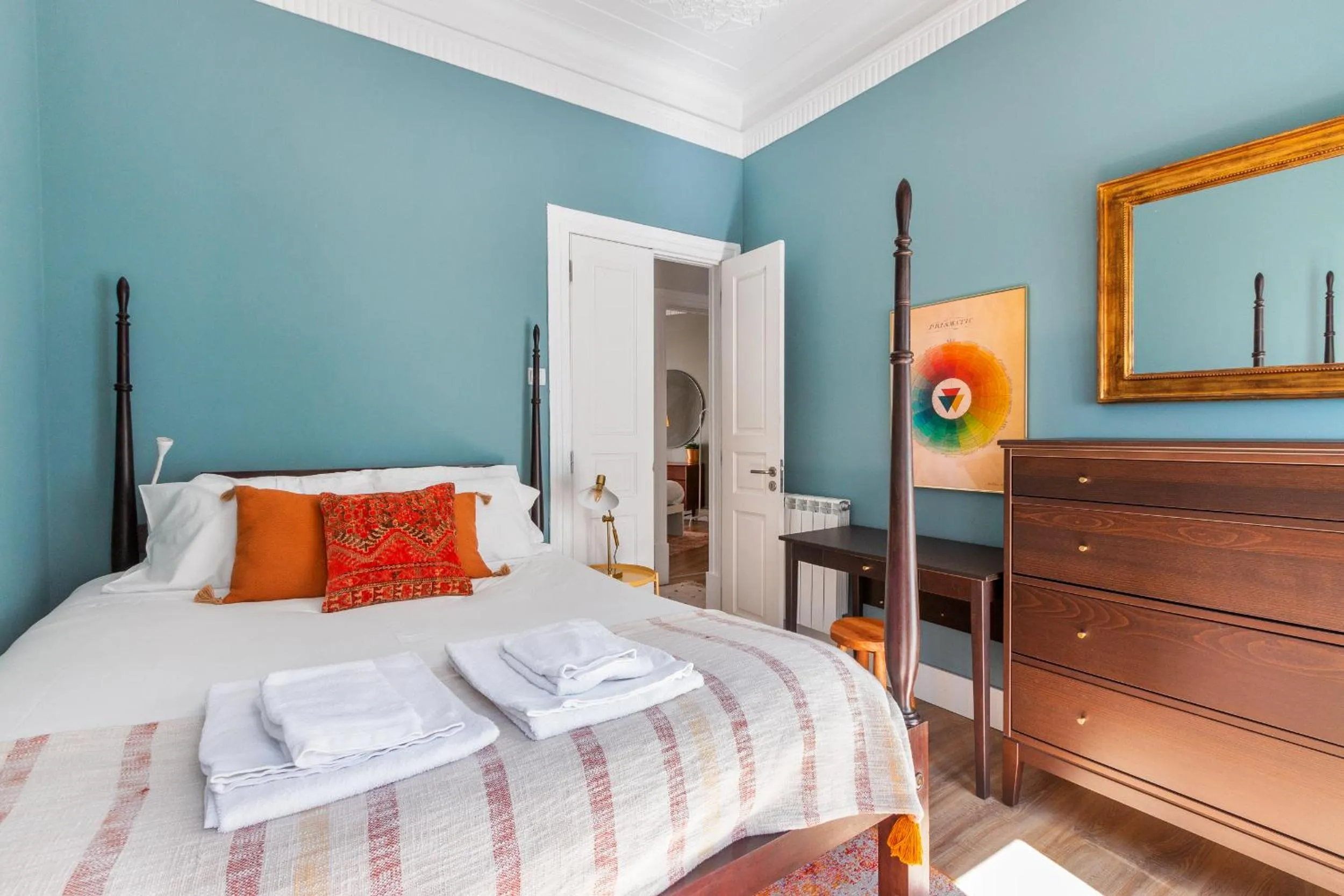 Bed in Bright City Center, 10m from subway, 6 rooms, up to 20 PPL
