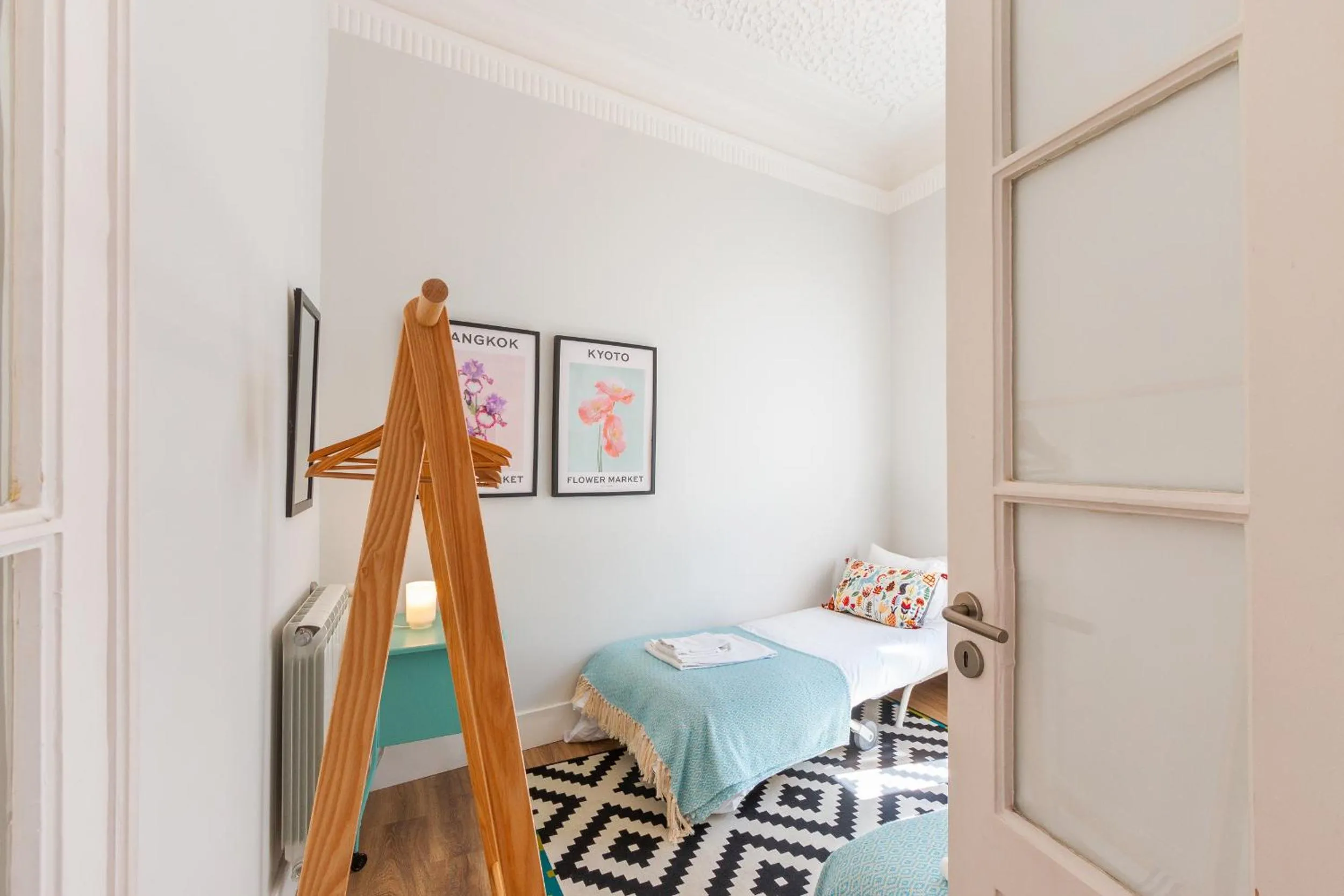Bed in Bright City Center, 10m from subway, 6 rooms, up to 20 PPL