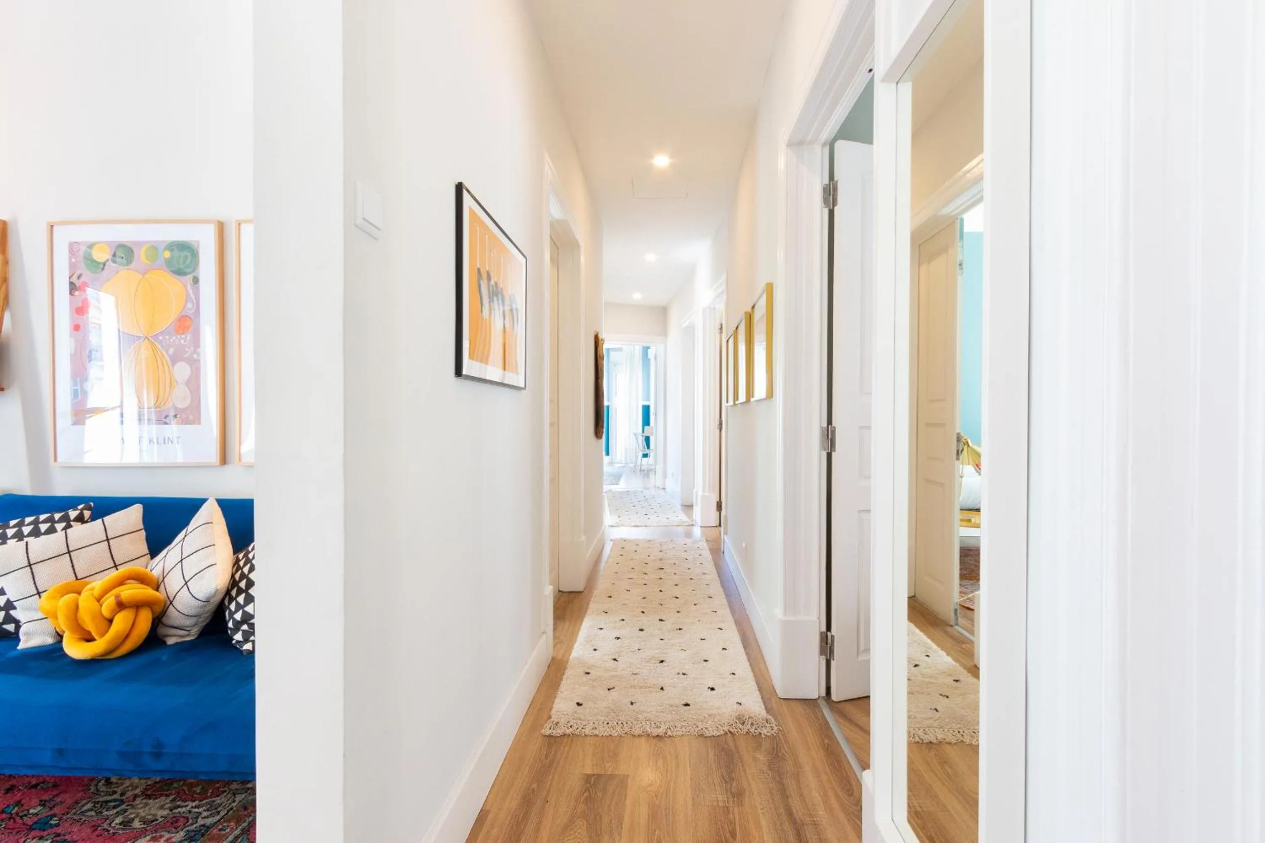 Bed in Bright City Center, 10m from subway, 6 rooms, up to 20 PPL