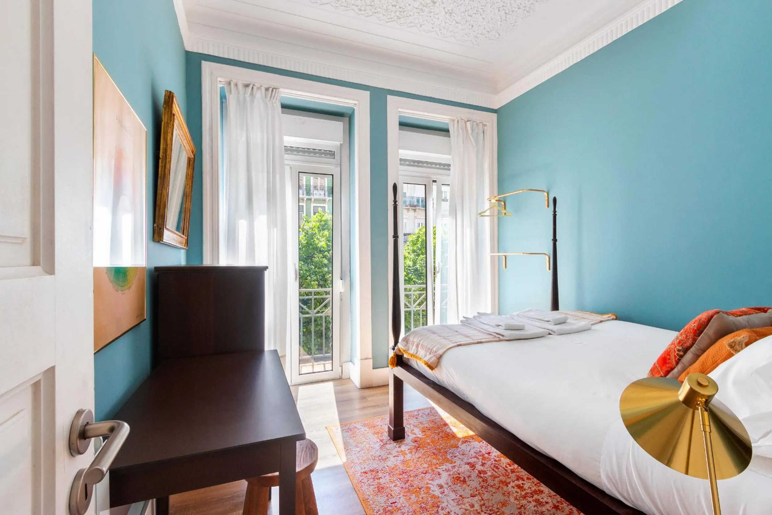 Bed in Bright City Center, 10m from subway, 6 rooms, up to 20 PPL