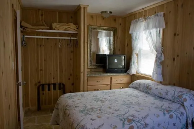 Photo of the whole room, Bed in Outer Banks Motel