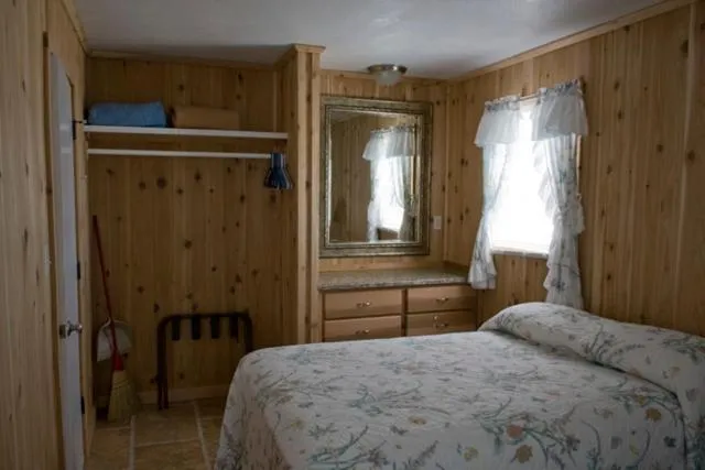 Photo of the whole room, Bed in Outer Banks Motel