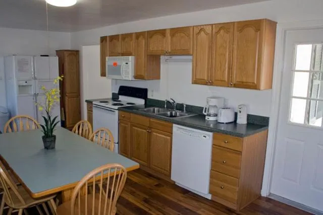 Kitchen or kitchenette in Outer Banks Motel