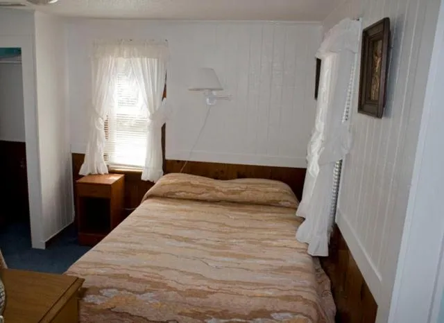 Photo of the whole room, Bed in Outer Banks Motel
