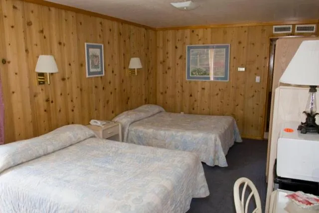 Photo of the whole room, Bed in Outer Banks Motel