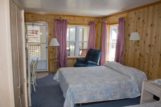 Photo of the whole room, Bed in Outer Banks Motel