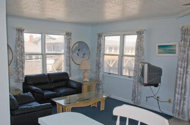 Living room in Outer Banks Motel