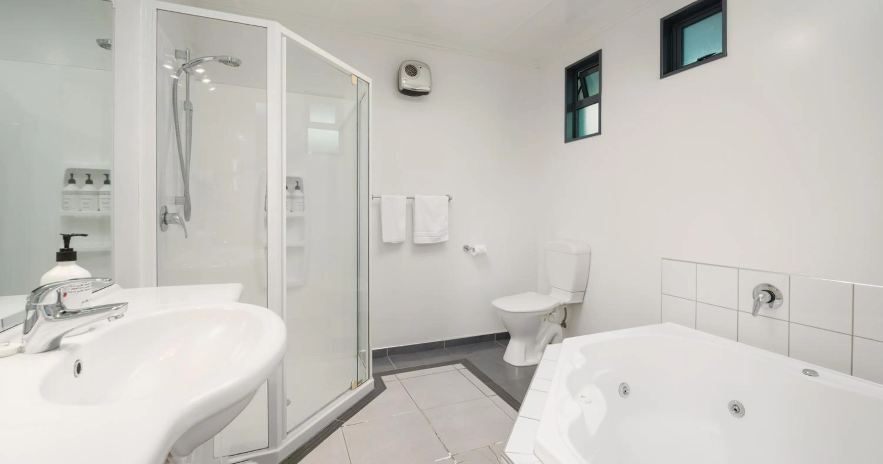 Shower in Grove Park Motor Lodge