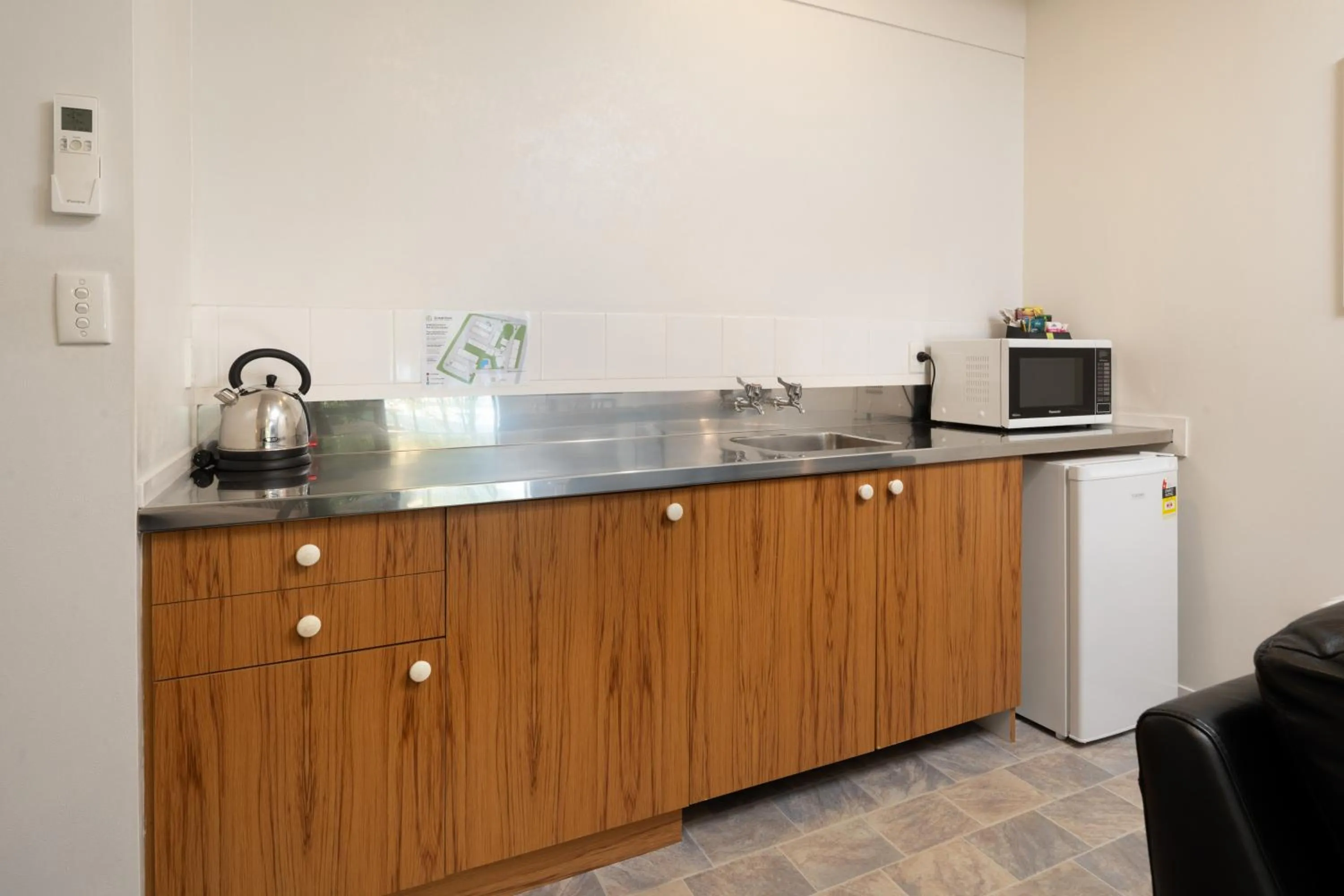 Kitchen or kitchenette in Grove Park Motor Lodge