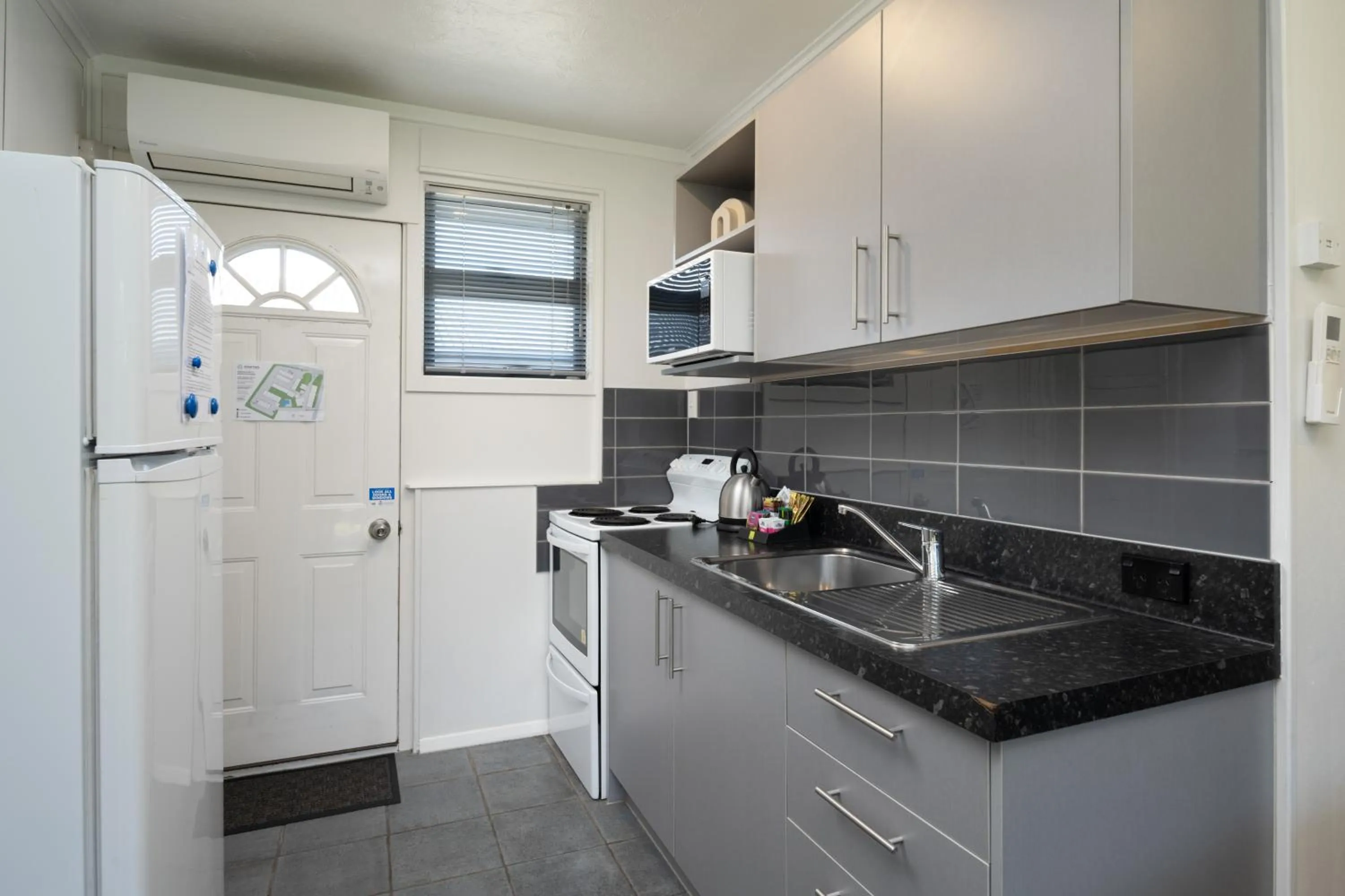 Kitchen or kitchenette in Grove Park Motor Lodge