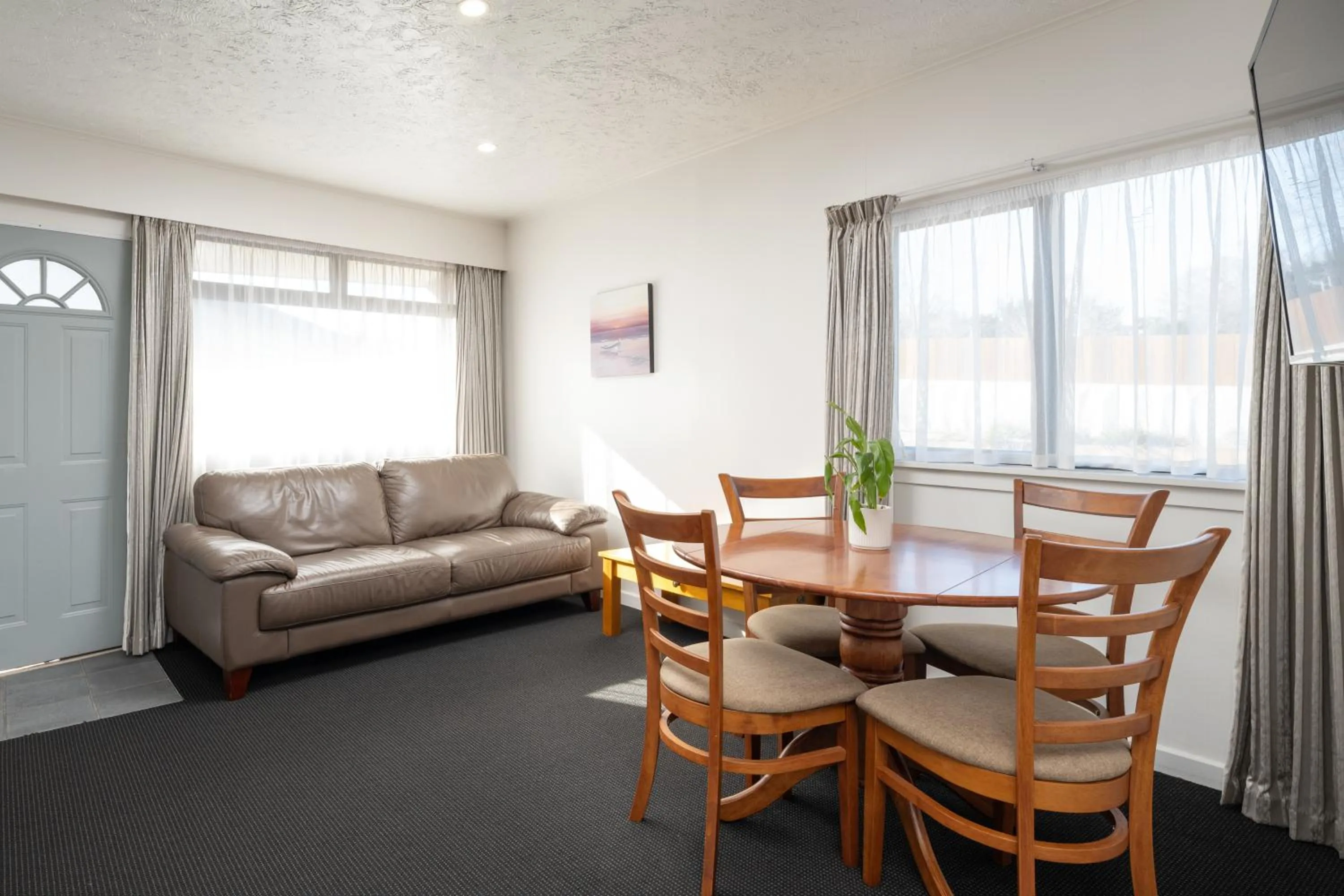 Living room in Grove Park Motor Lodge