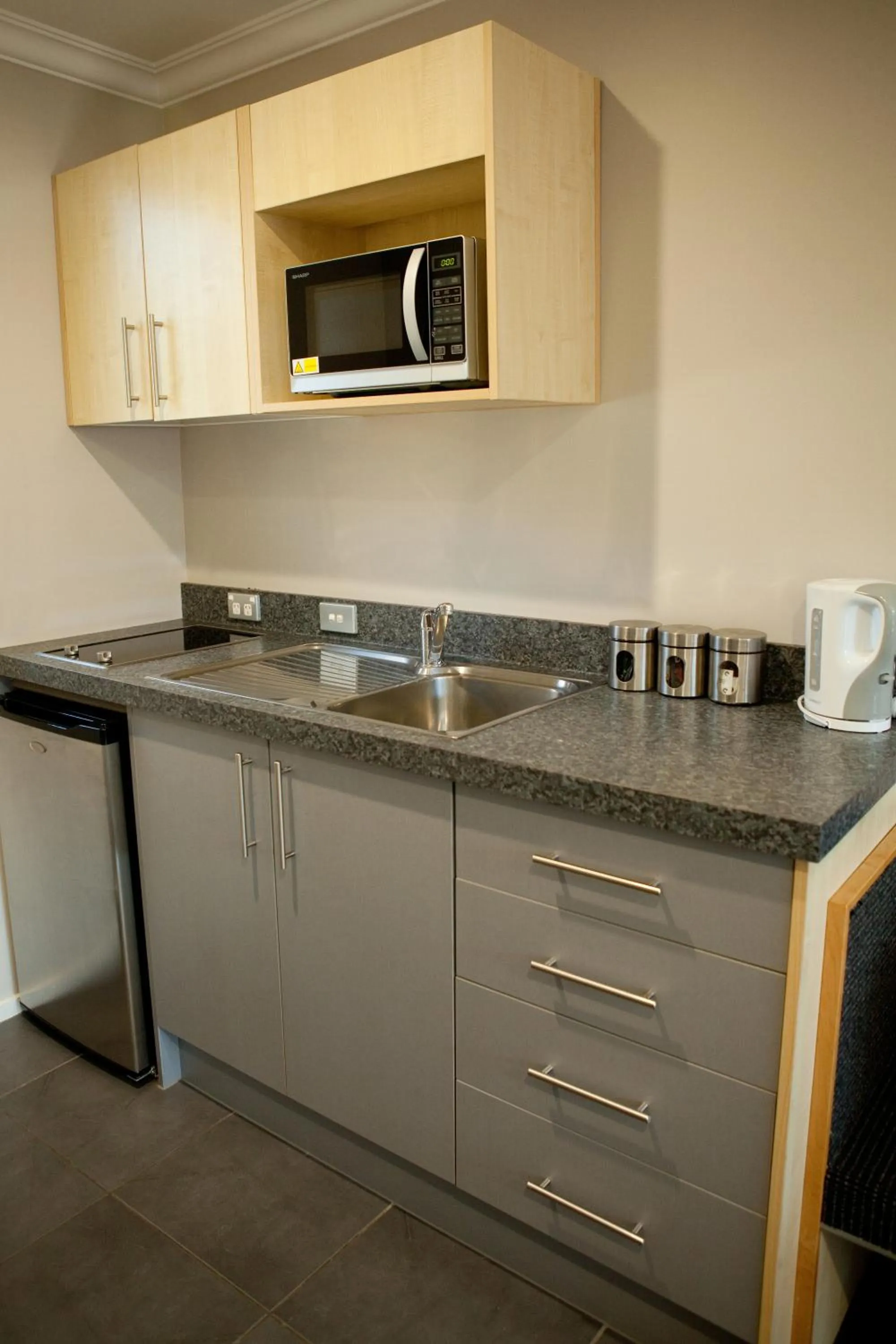 Kitchen or kitchenette in Grove Park Motor Lodge