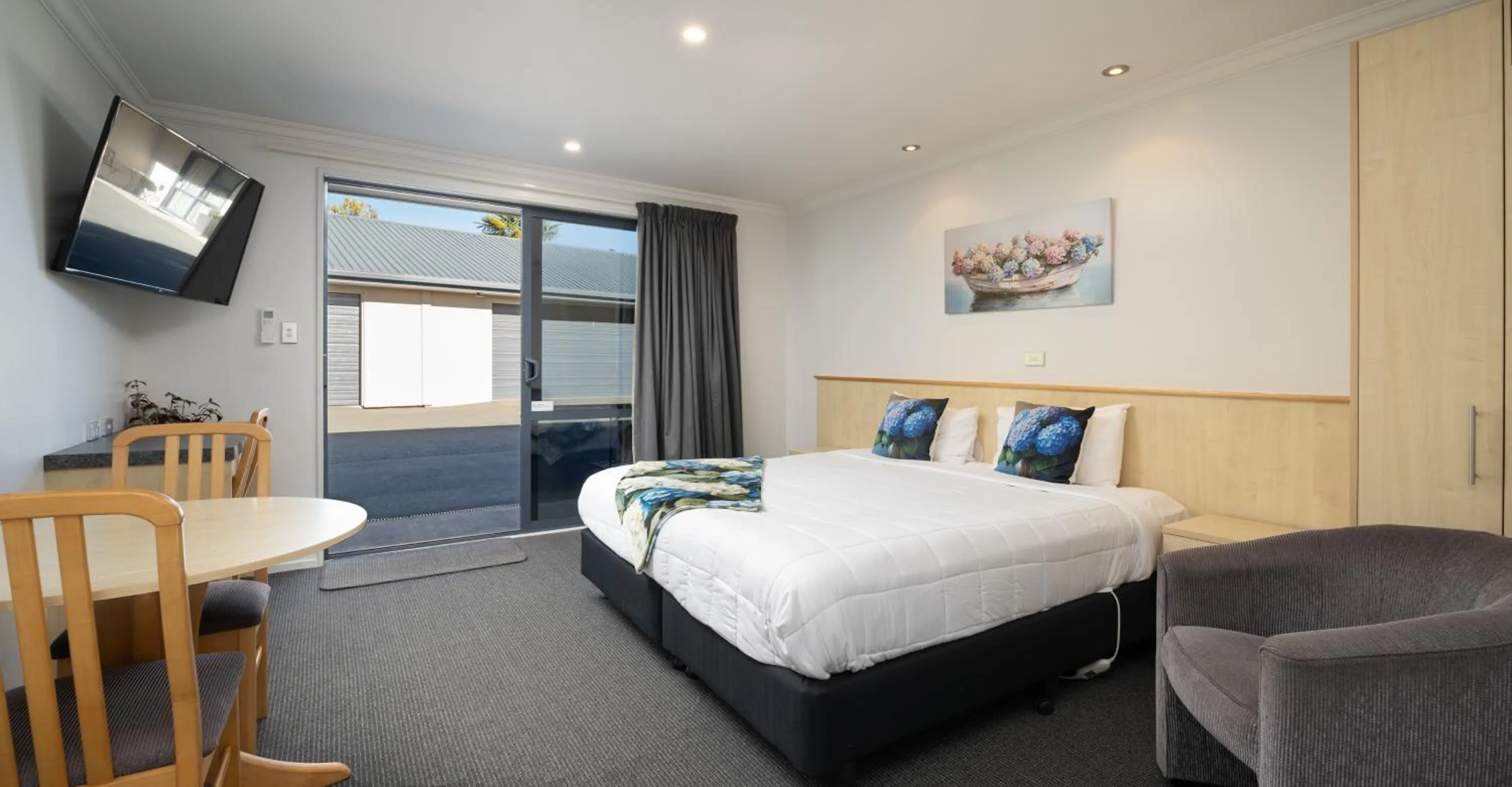 Bed in Grove Park Motor Lodge