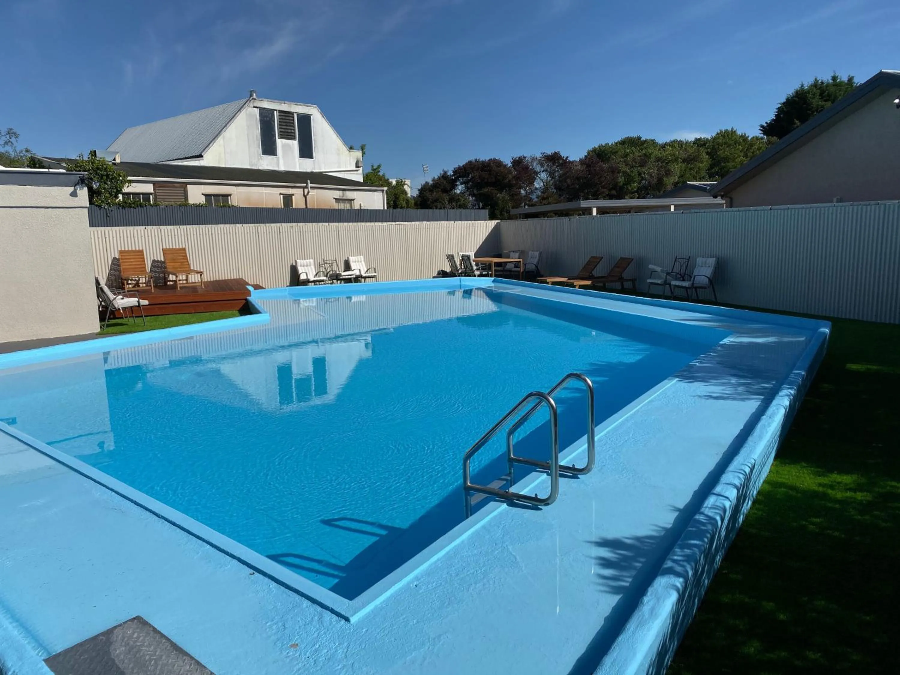 Swimming pool in Grove Park Motor Lodge