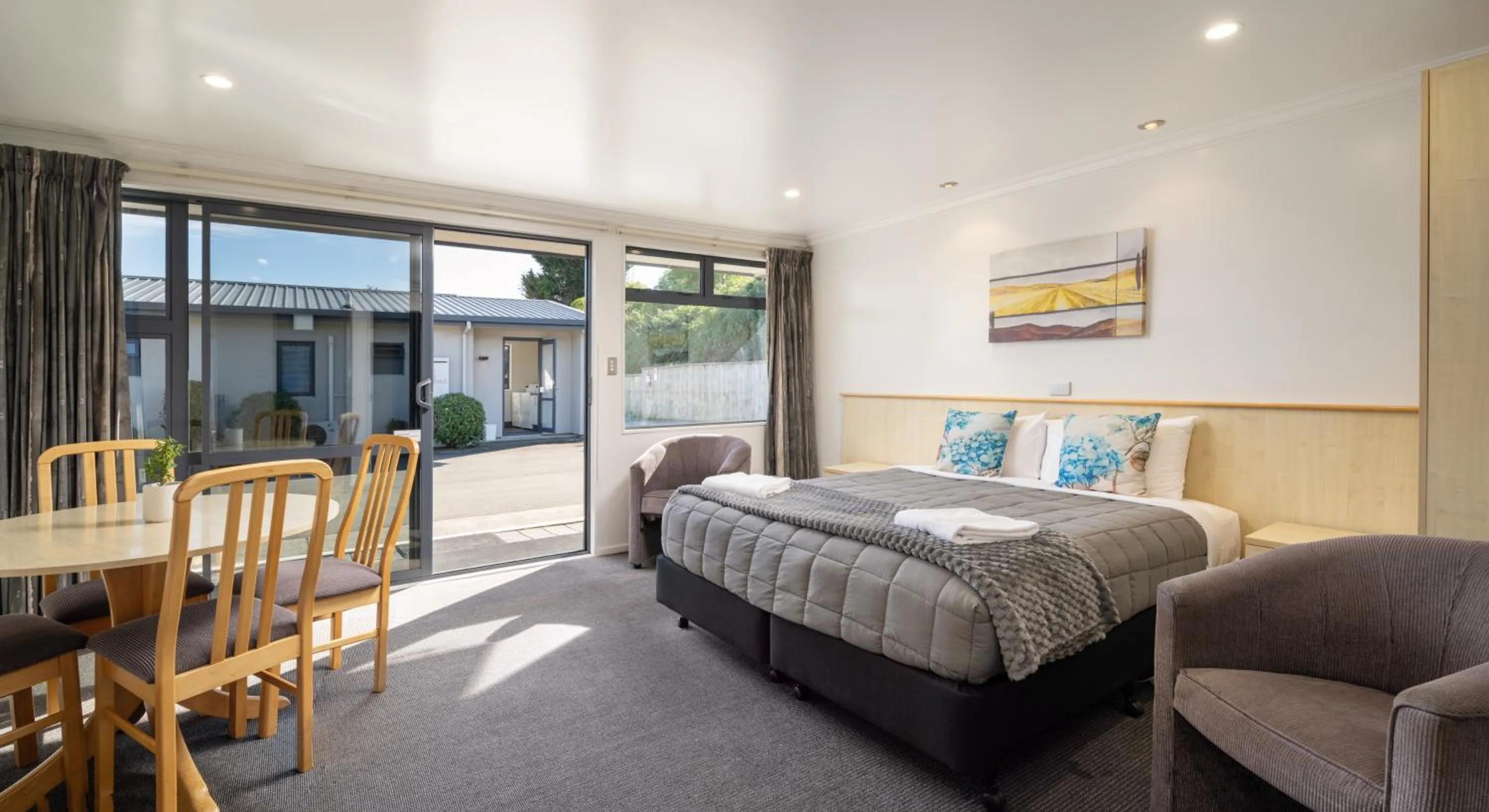 Bed in Grove Park Motor Lodge