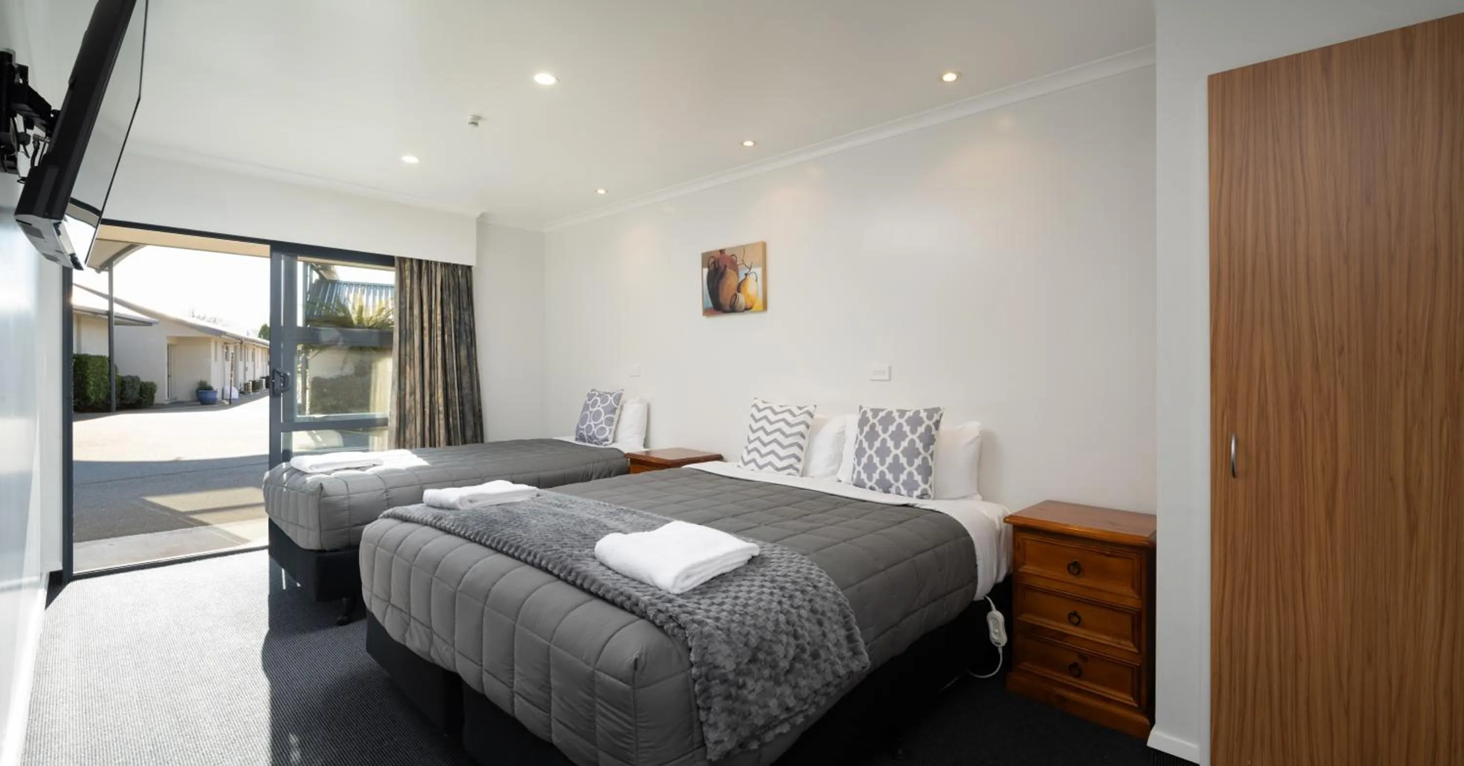 Bedroom, Bed in Grove Park Motor Lodge