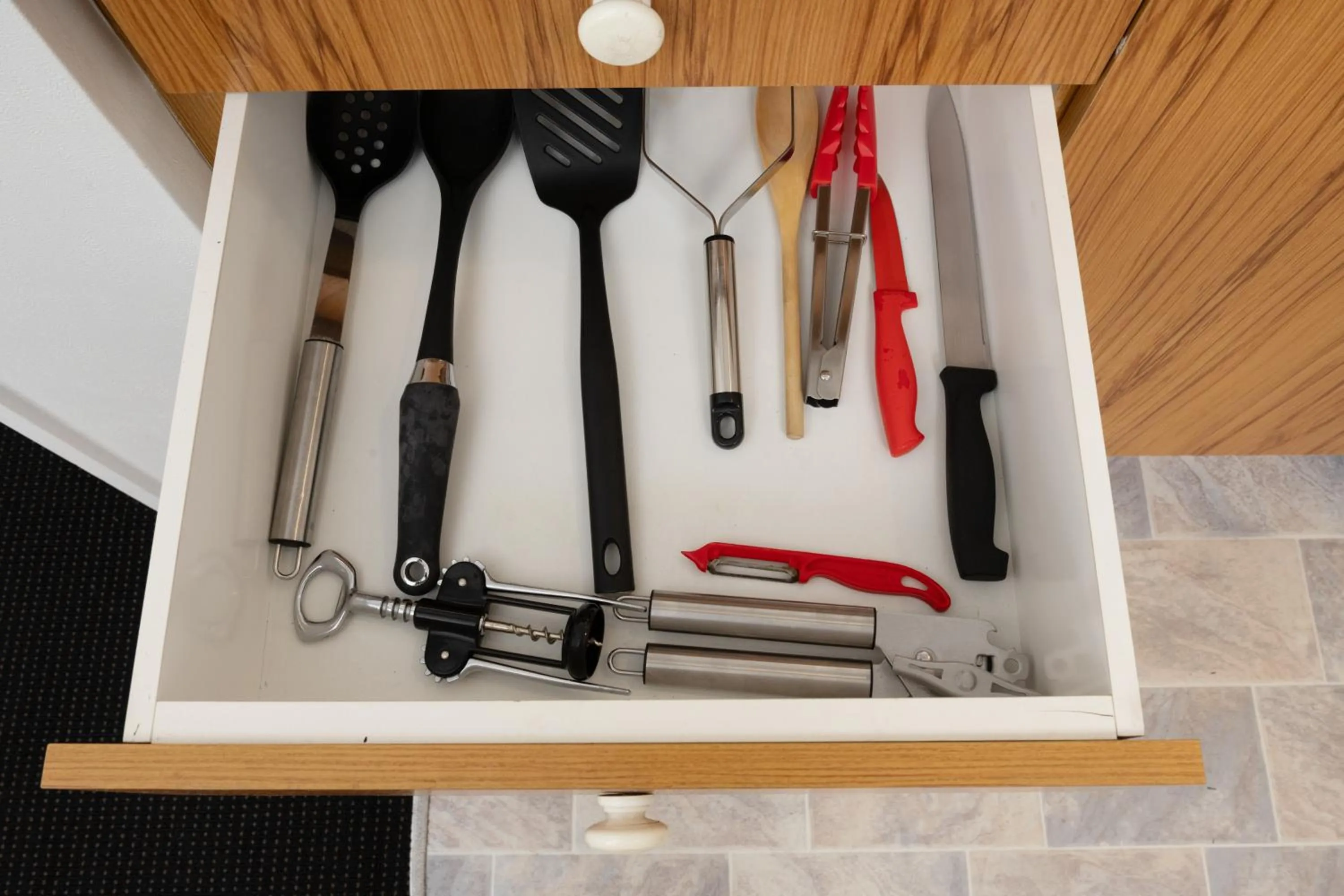 Kitchen or kitchenette in Grove Park Motor Lodge