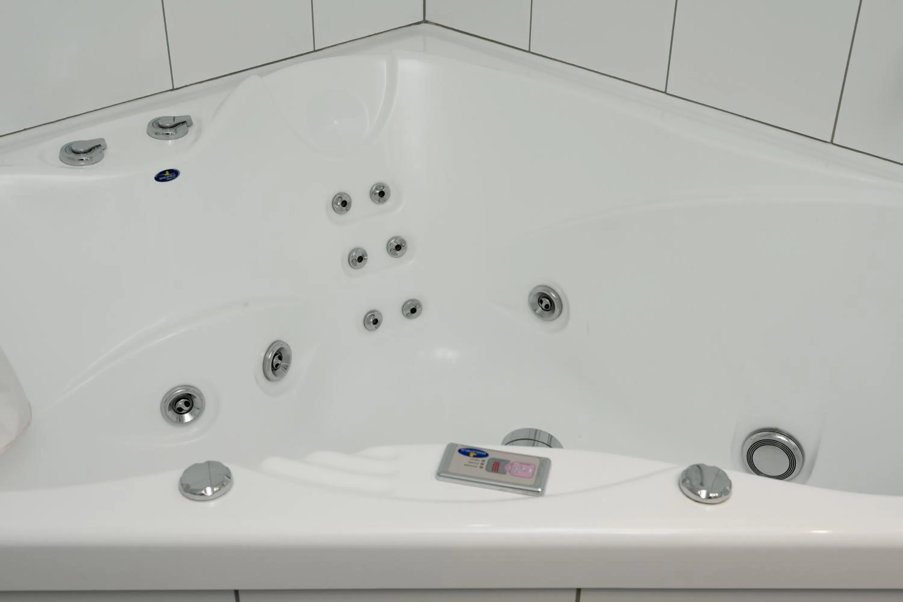 Bath in Grove Park Motor Lodge