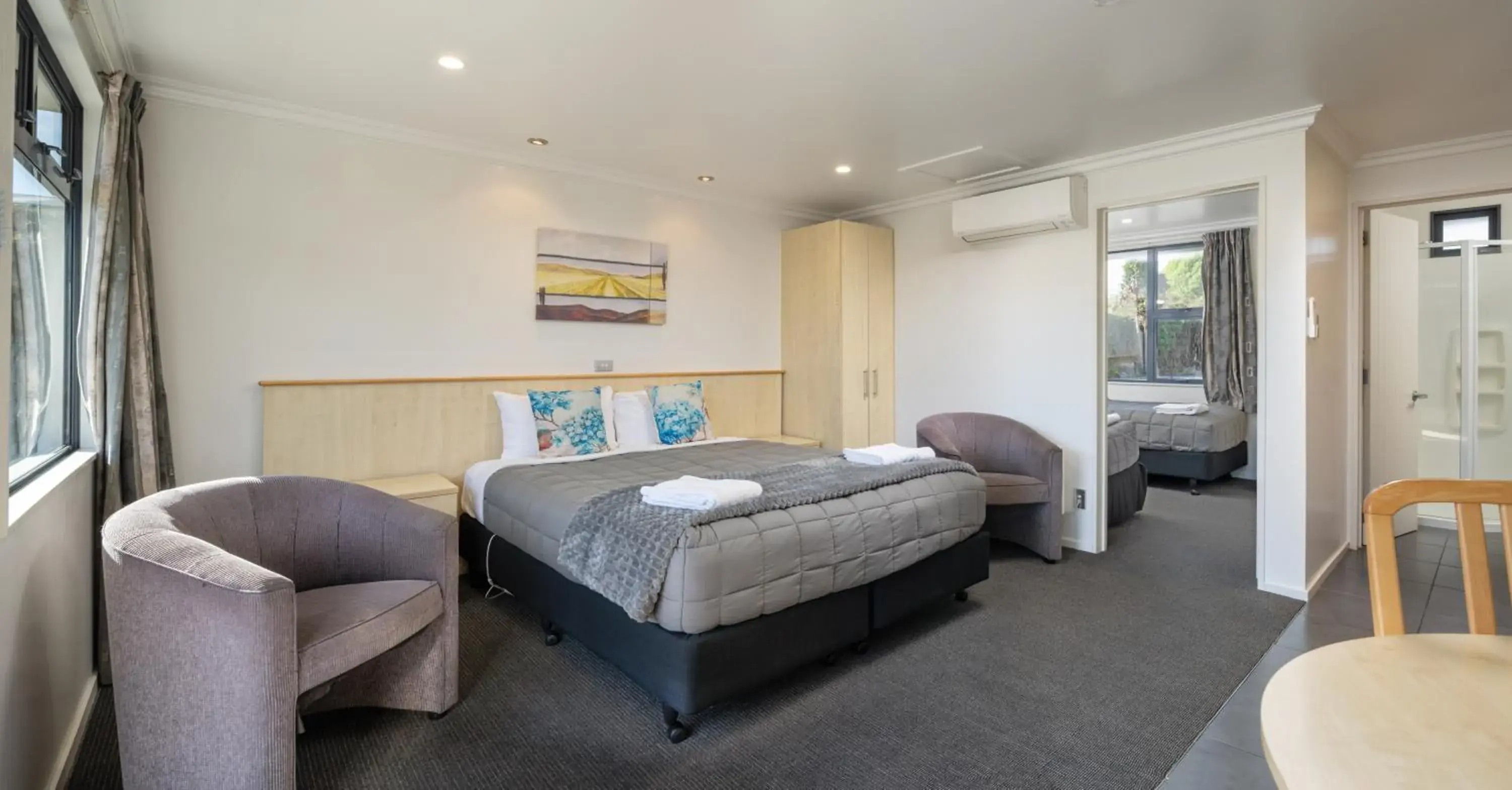 One-Bedroom Family Apartment in Grove Park Motor Lodge One-Bedroom Family Apartment in Grove Park Motor Lodge