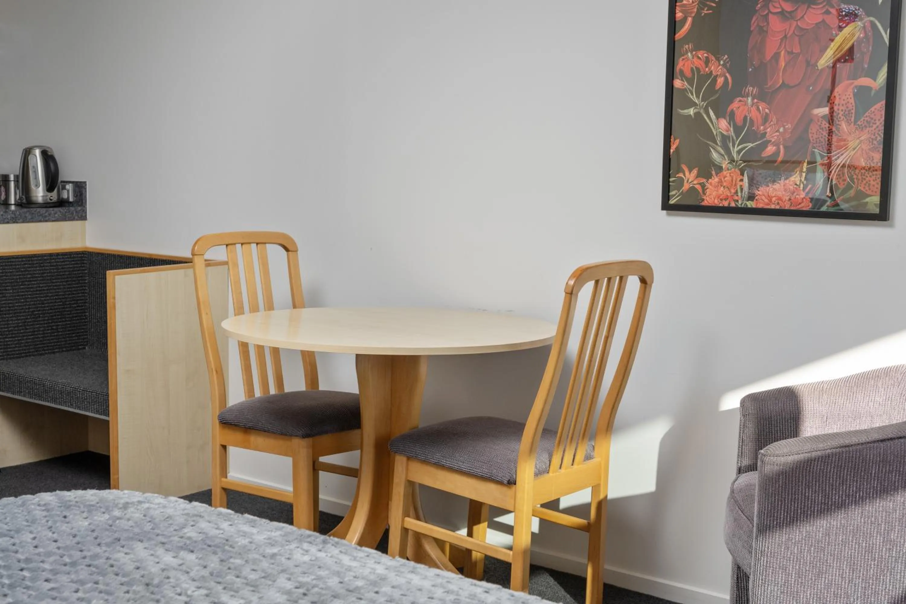 Dining area in Grove Park Motor Lodge
