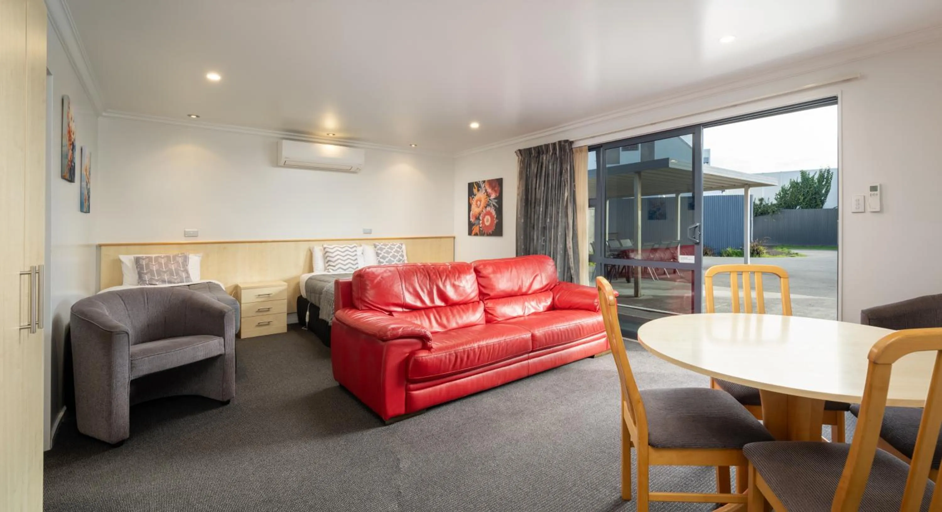 Bed in Grove Park Motor Lodge