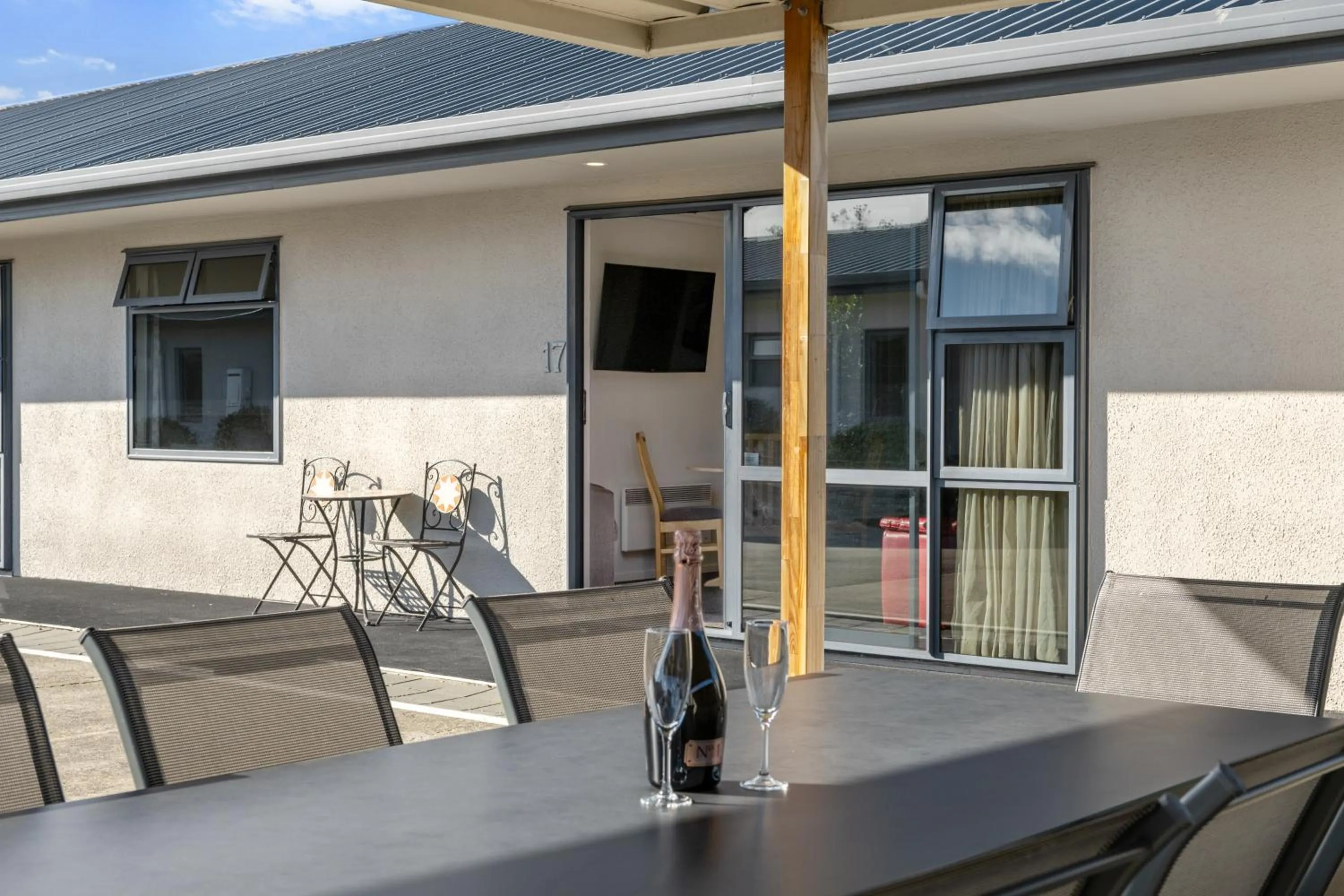Dining area in Grove Park Motor Lodge
