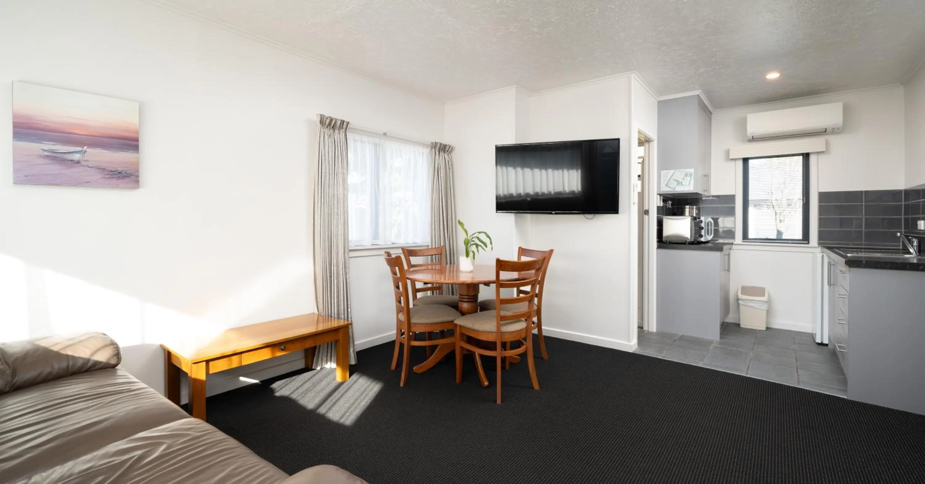 Living room in Grove Park Motor Lodge