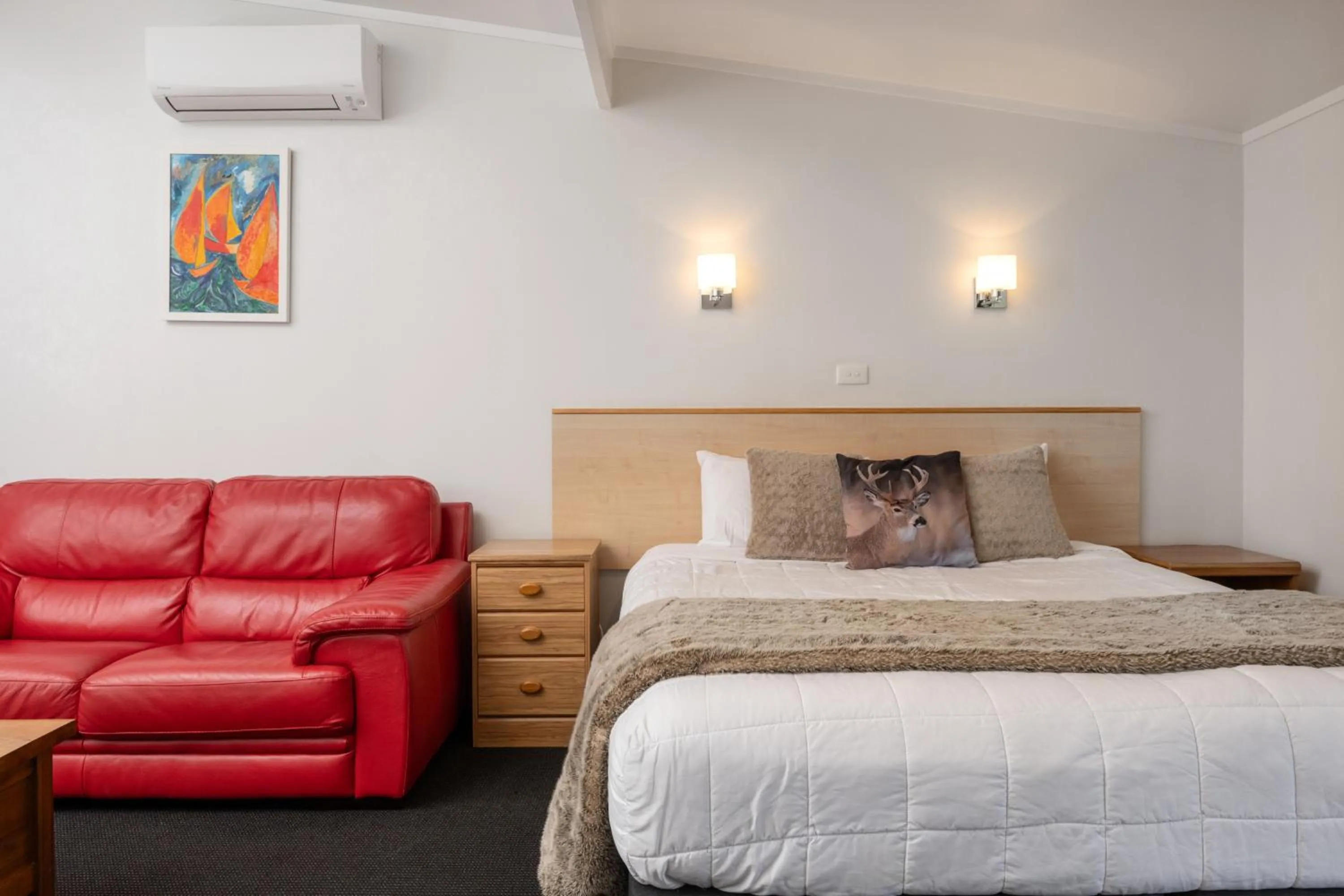 Bed in Grove Park Motor Lodge