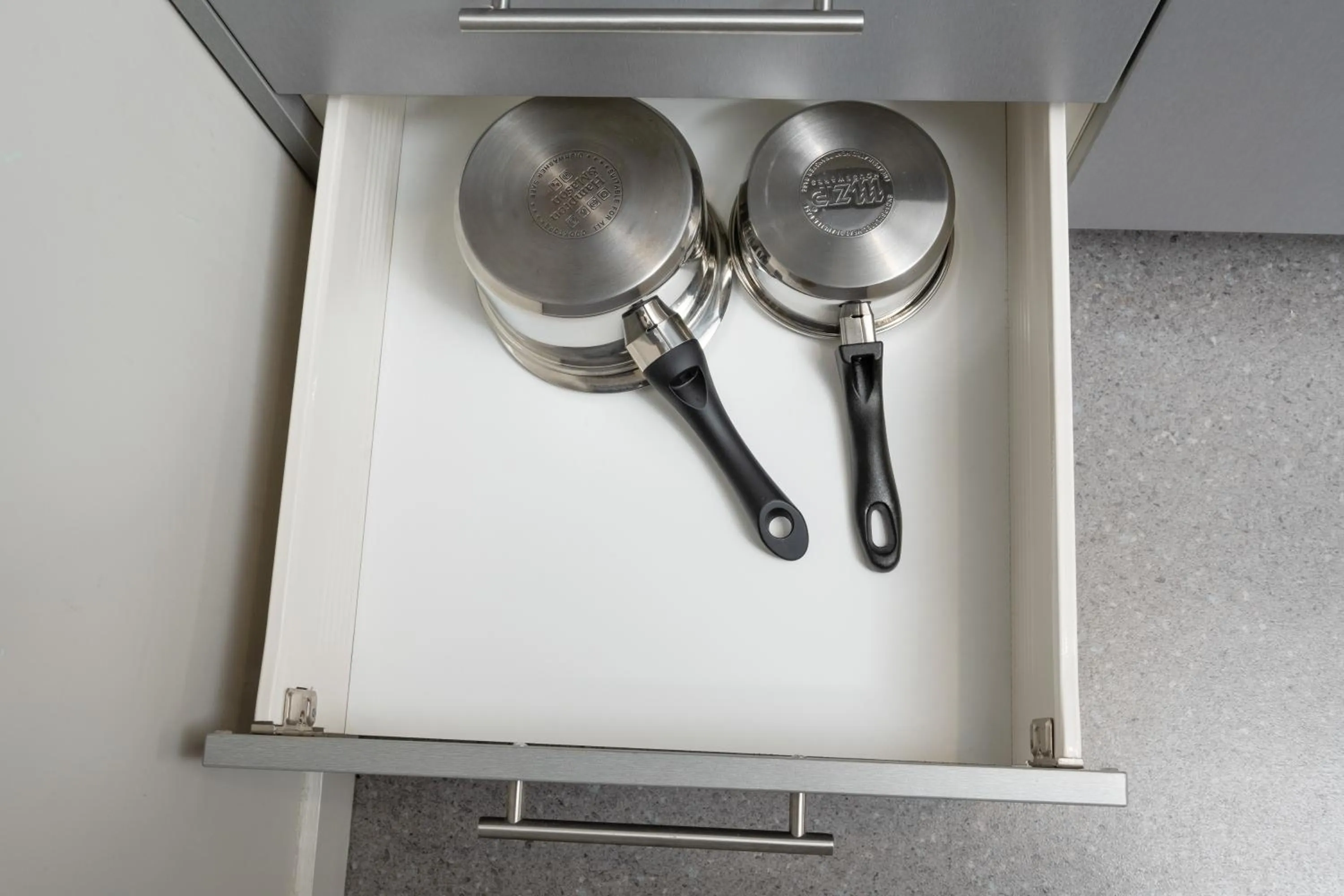 Kitchen or kitchenette in Grove Park Motor Lodge