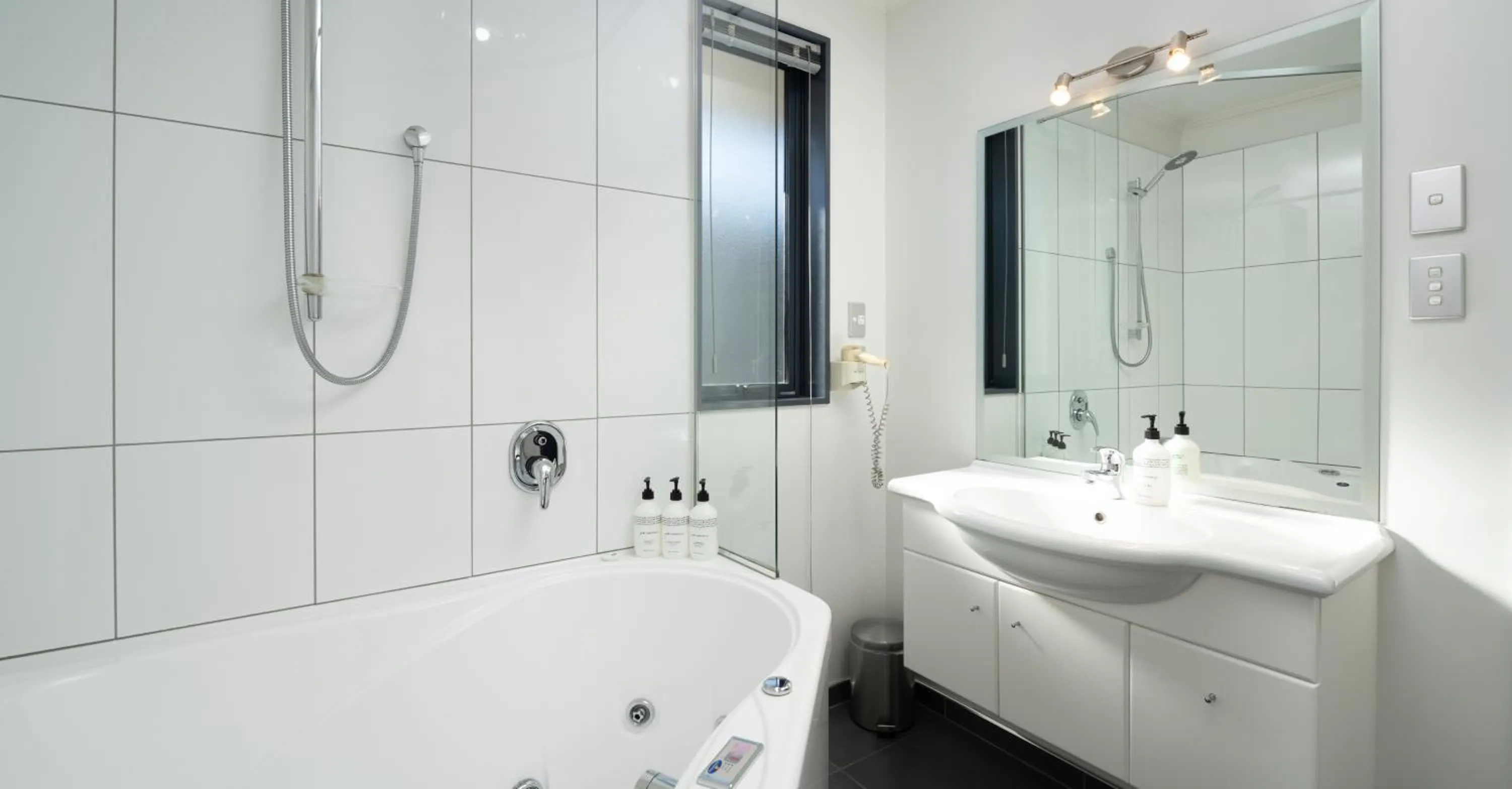 Bathroom in Grove Park Motor Lodge