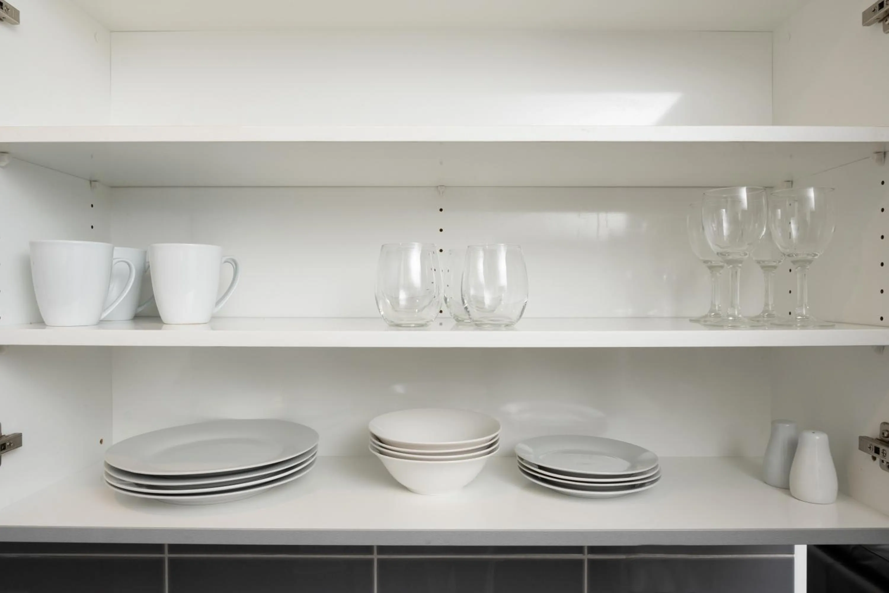 Kitchen or kitchenette in Grove Park Motor Lodge