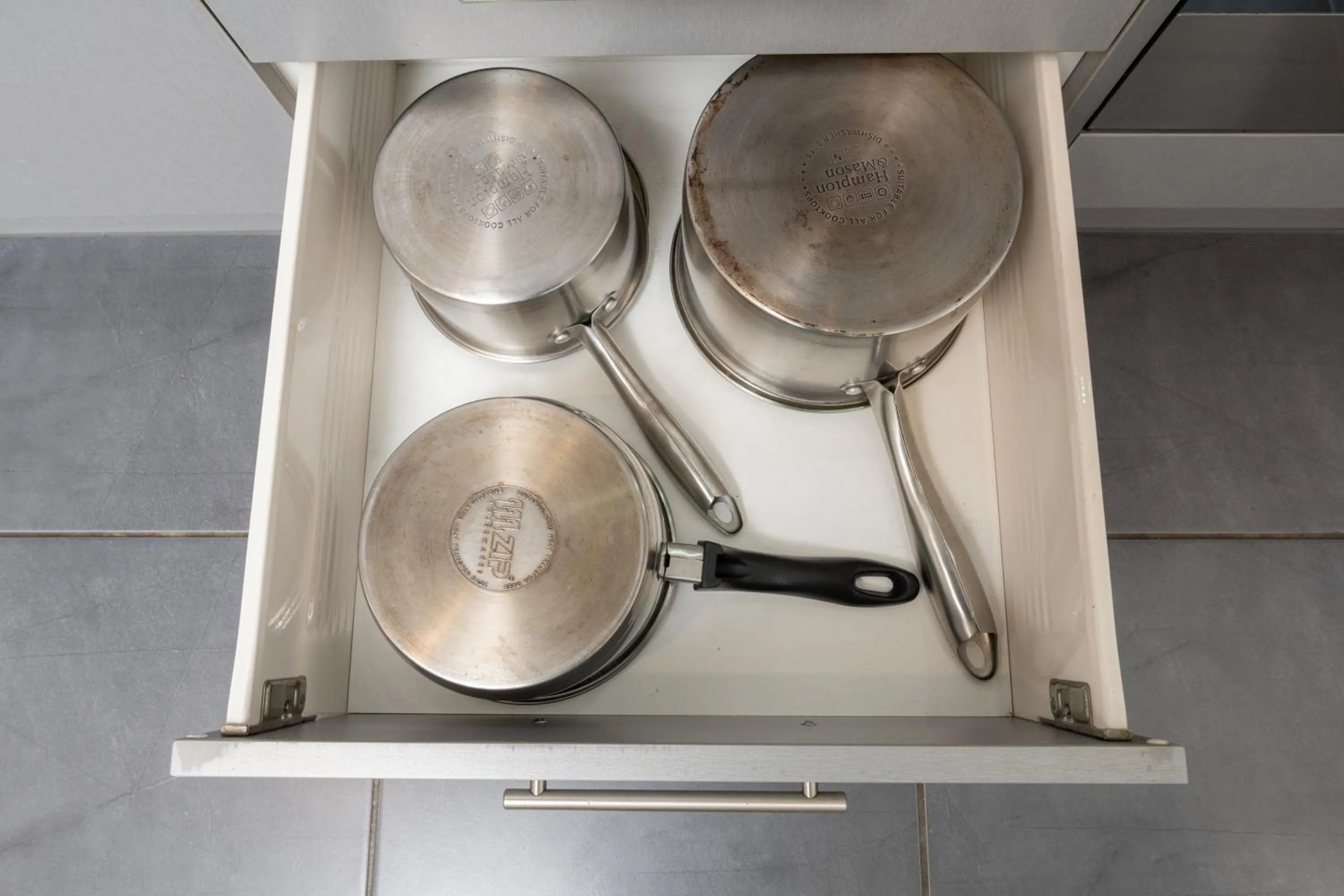 Kitchen or kitchenette in Grove Park Motor Lodge