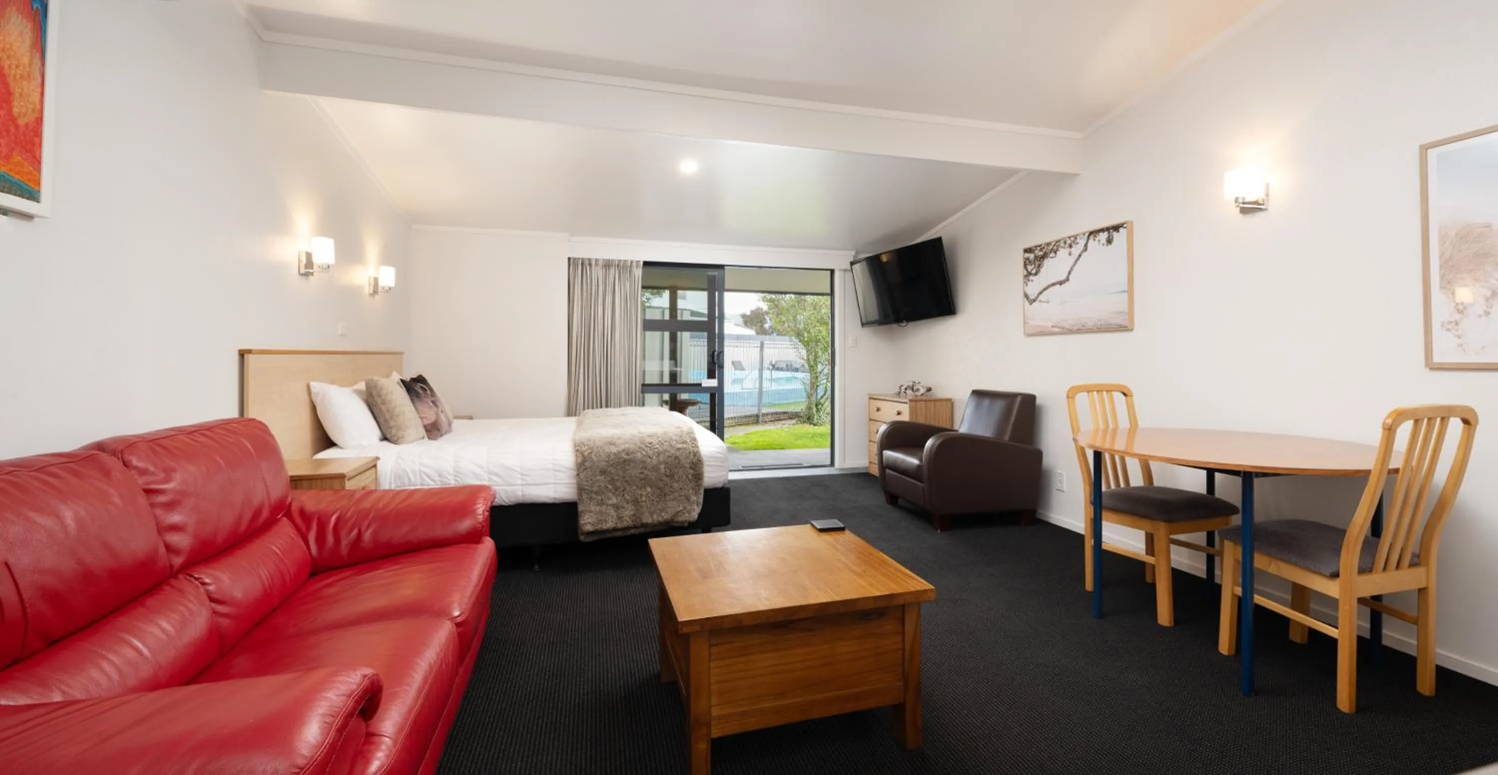 Bed in Grove Park Motor Lodge