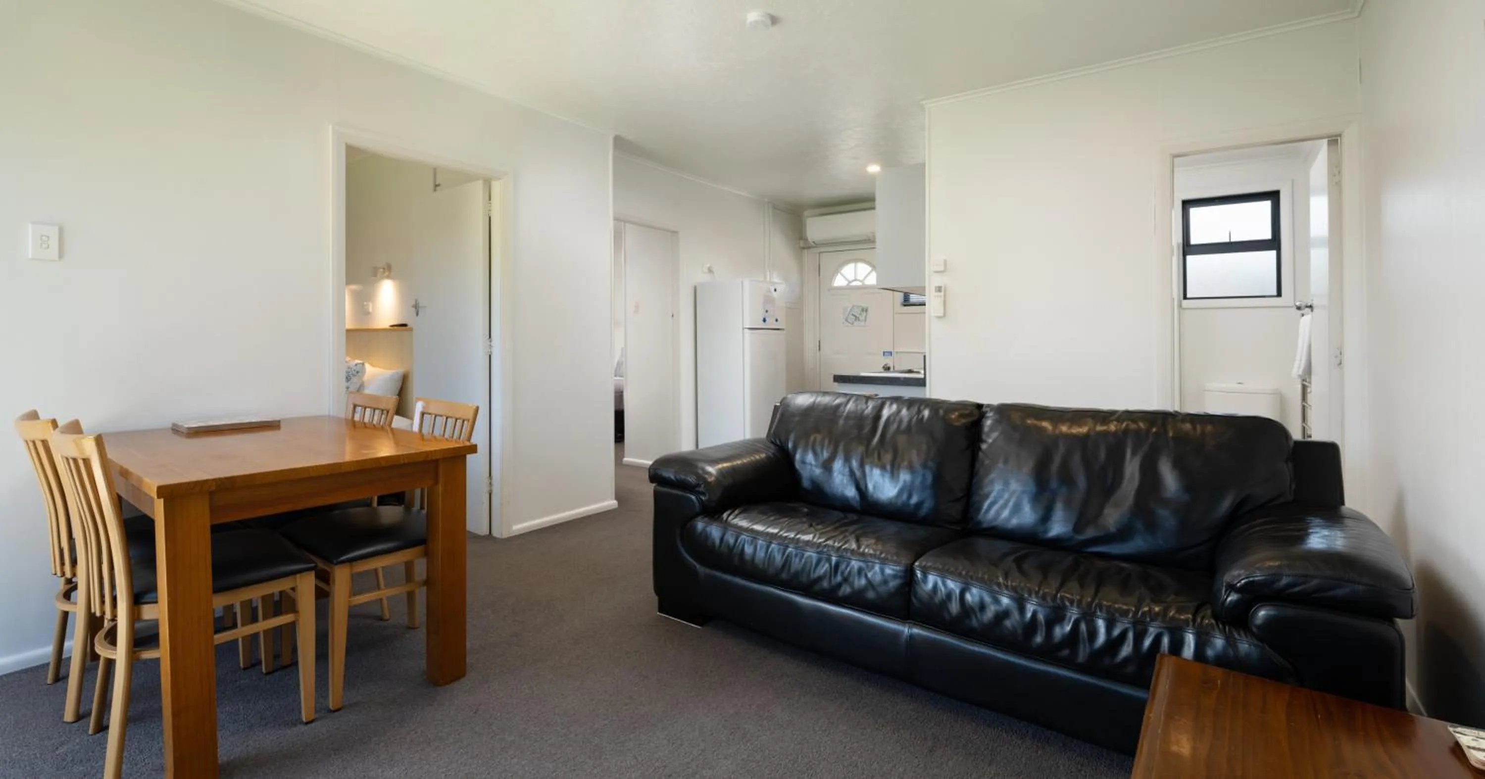 Living room in Grove Park Motor Lodge