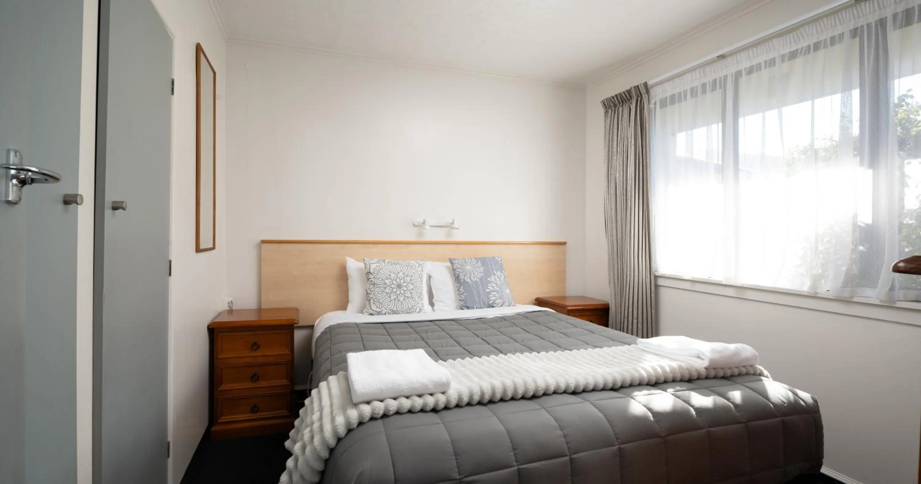 Bedroom, Bed in Grove Park Motor Lodge