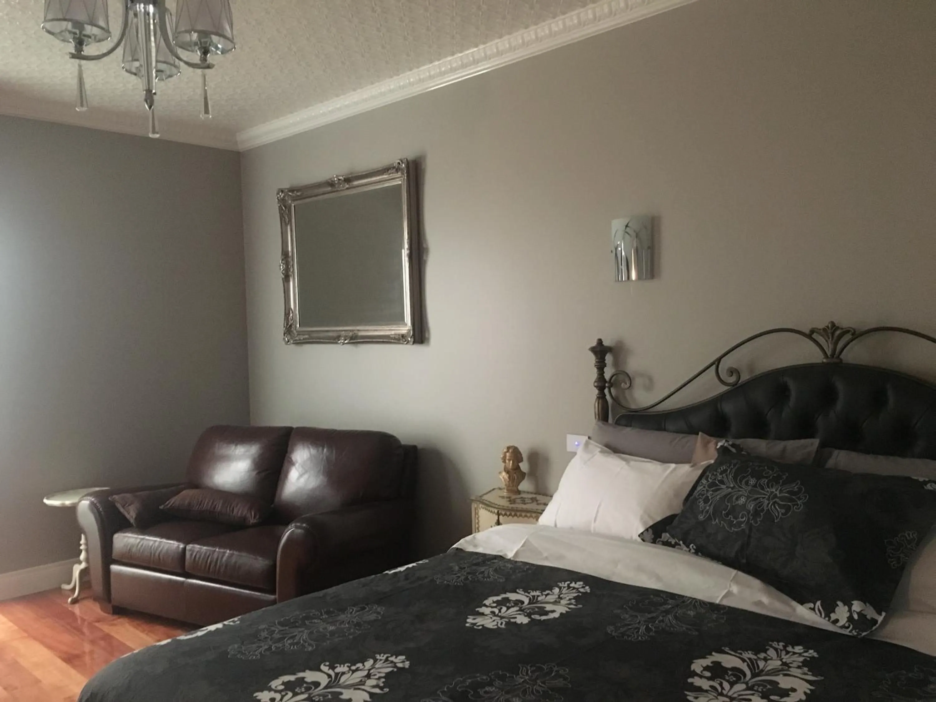 Bed in Noah's Stanley Luxury Bed and Breakfast