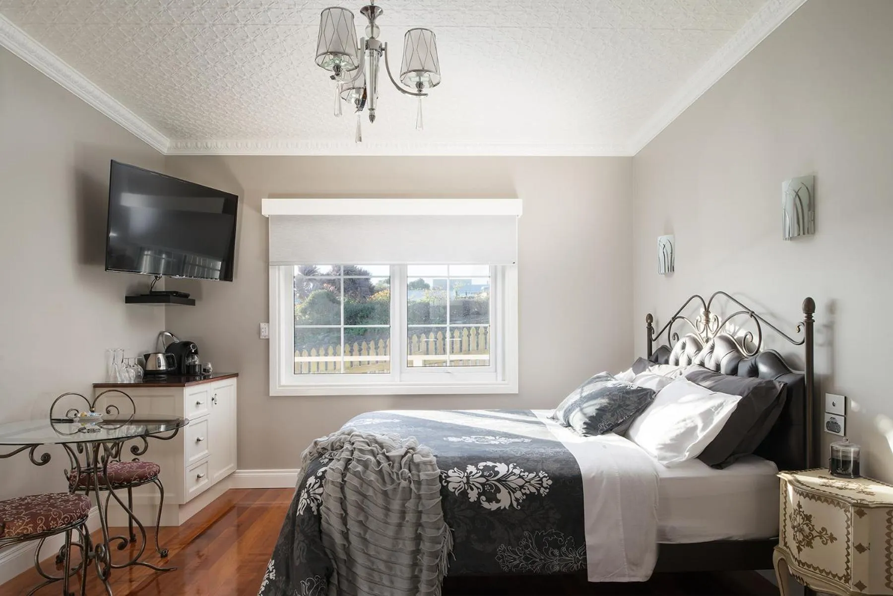 Bed in Noah's Stanley Luxury Bed and Breakfast