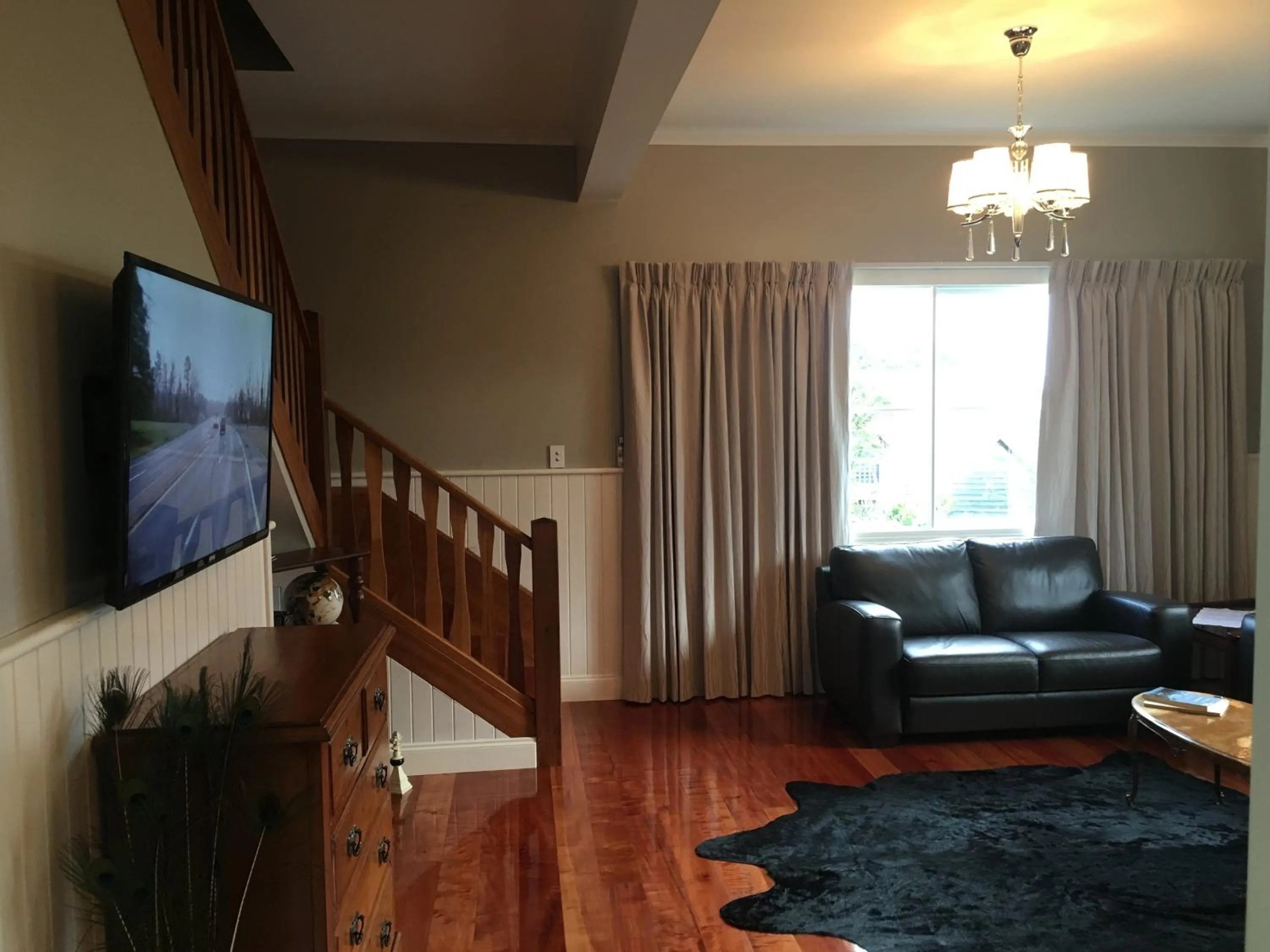 Communal lounge/ TV room in Noah's Stanley Luxury Bed and Breakfast