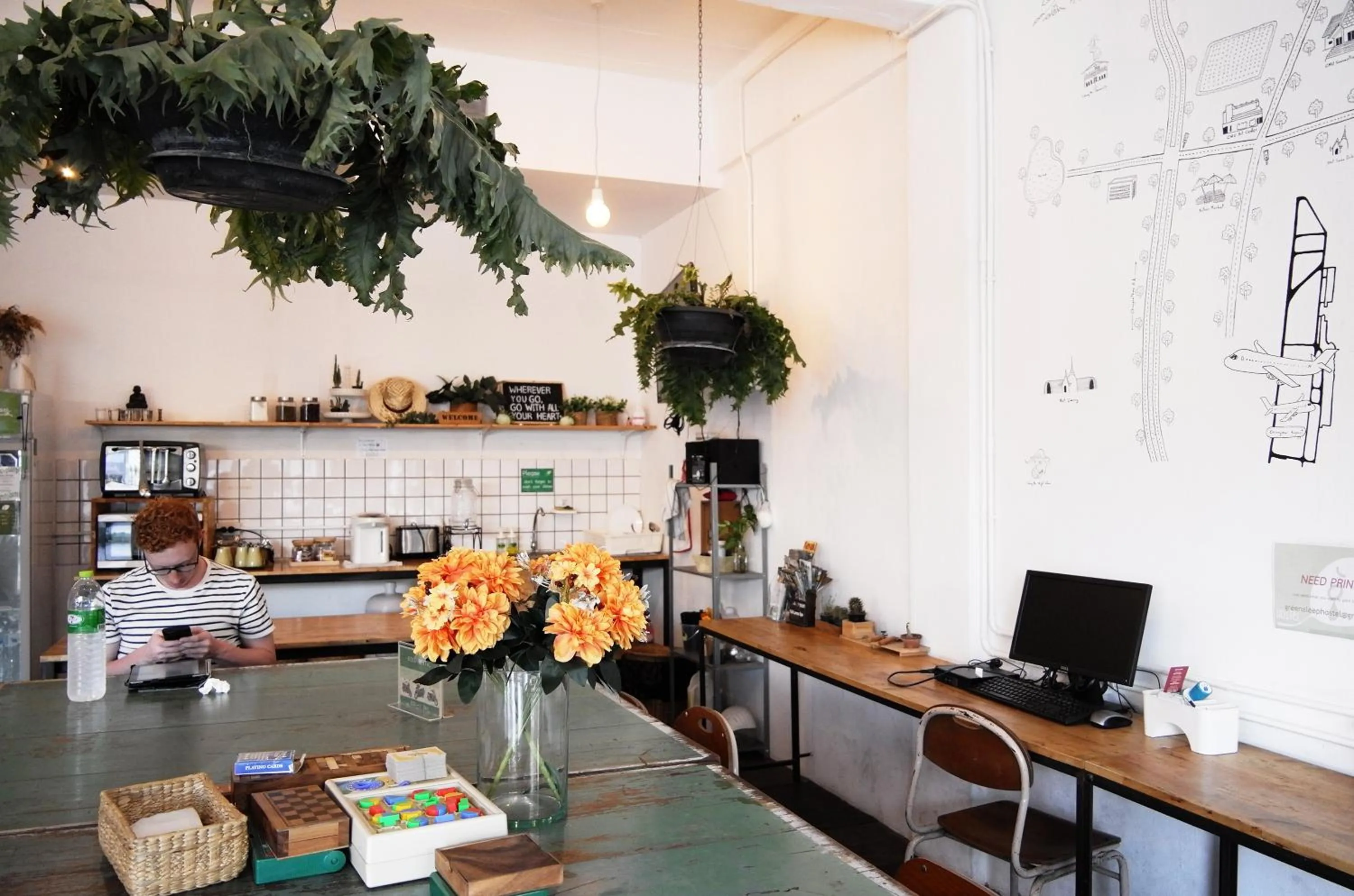 Communal lounge/ TV room in Green Sleep Hostel