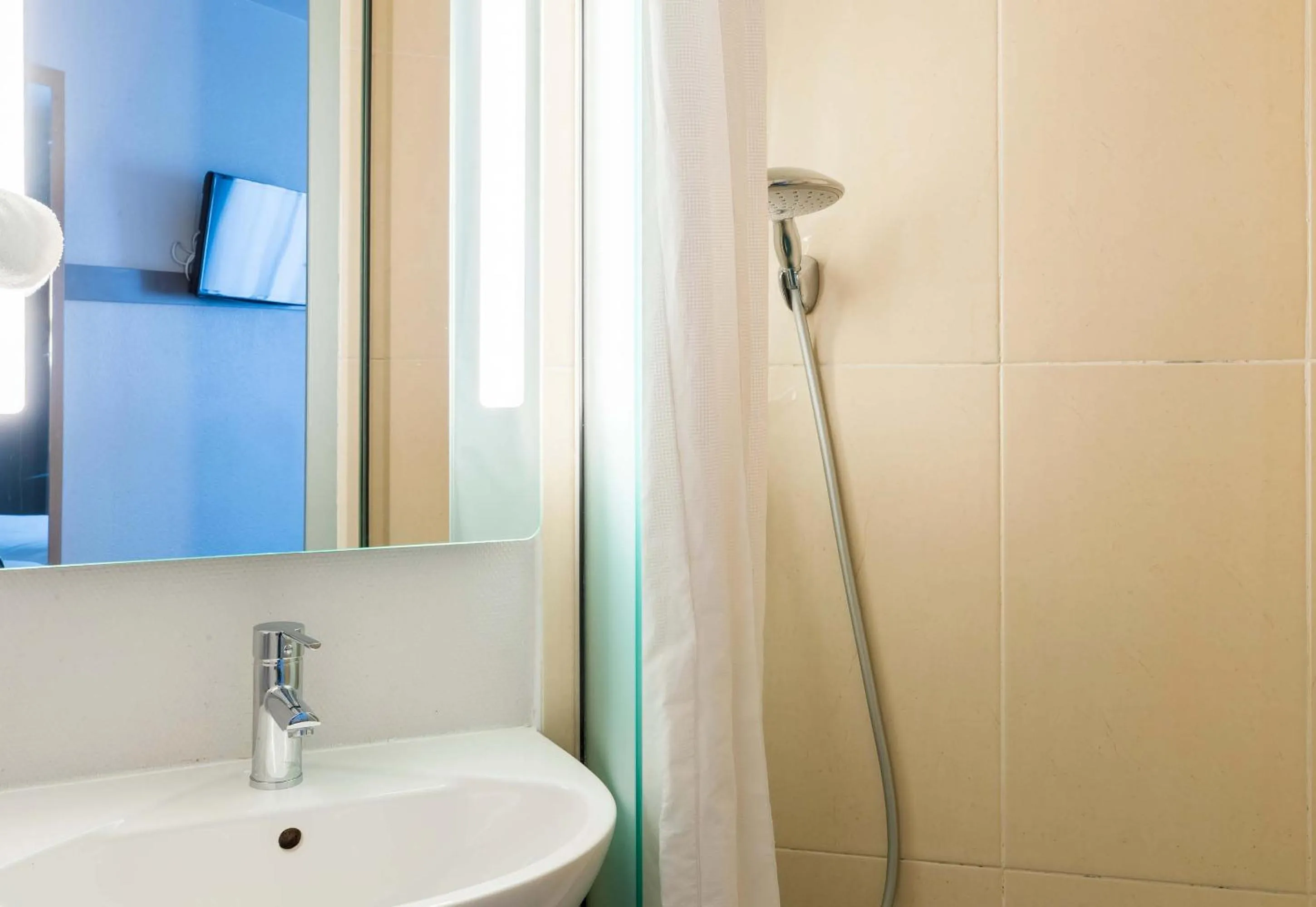 Bathroom in B&B HOTEL Troyes Saint-Parres-aux-Tertres