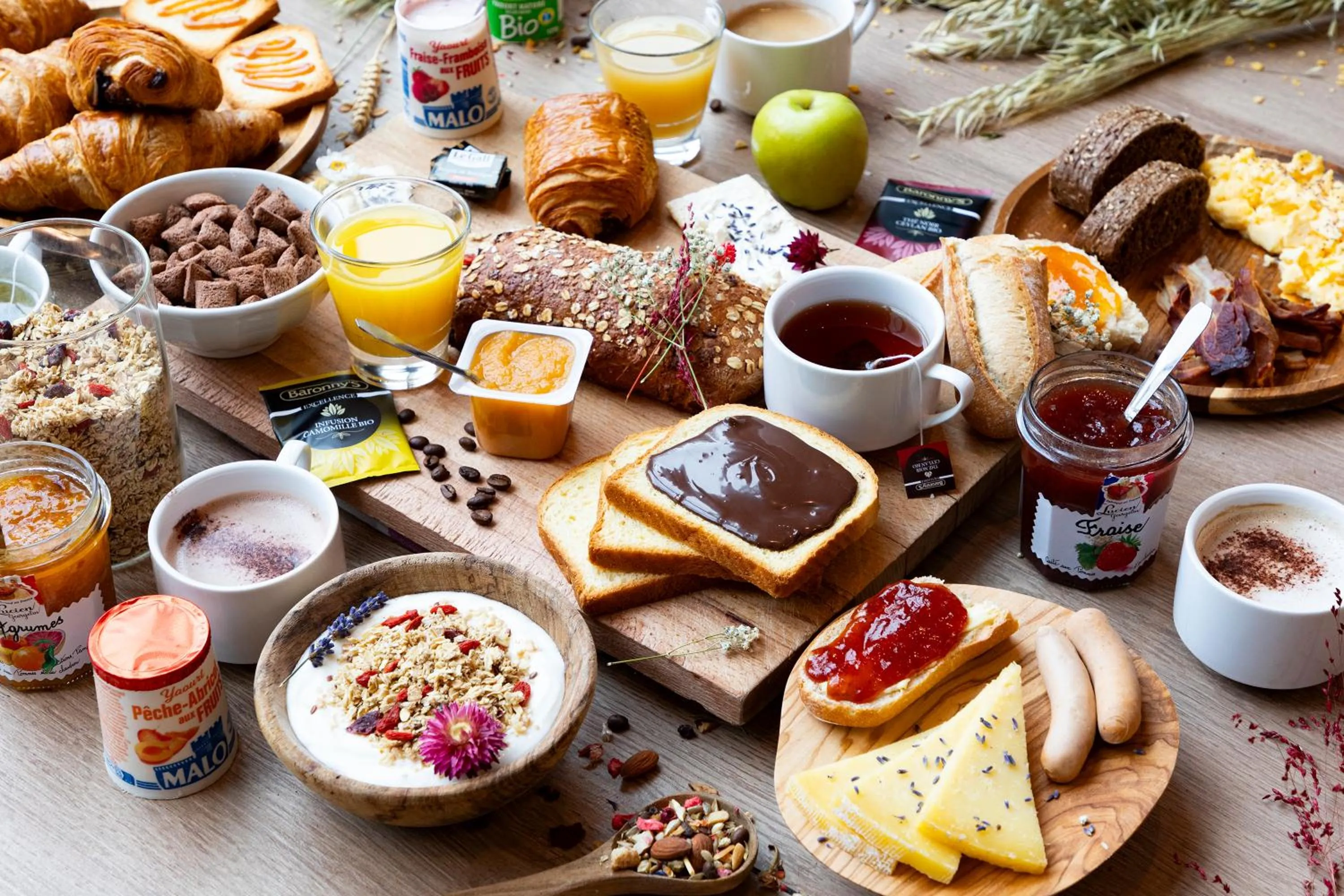Buffet breakfast in B&B HOTEL Troyes Saint-Parres-aux-Tertres