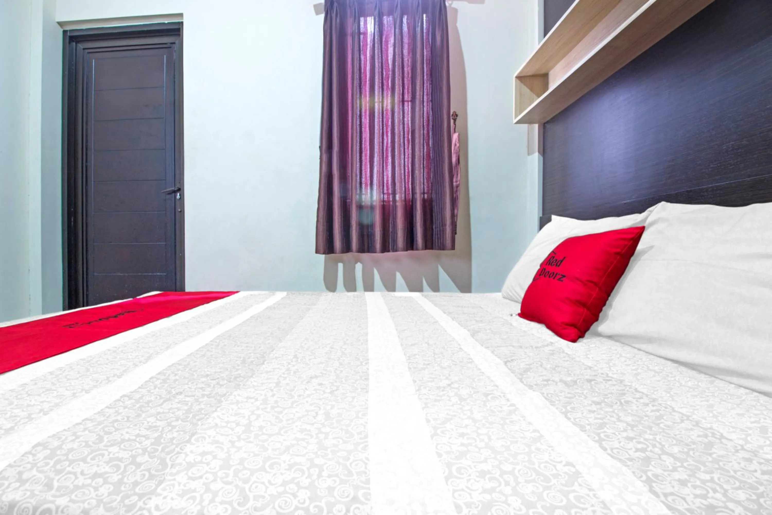 Bedroom, Bed in RedDoorz Plus near Isola UPI