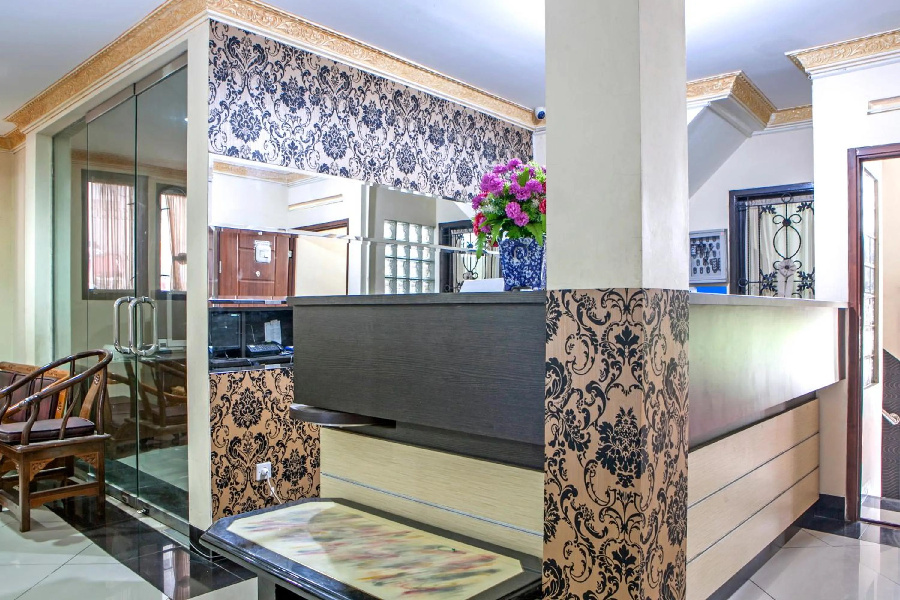 Lobby or reception in RedDoorz Plus near Isola UPI