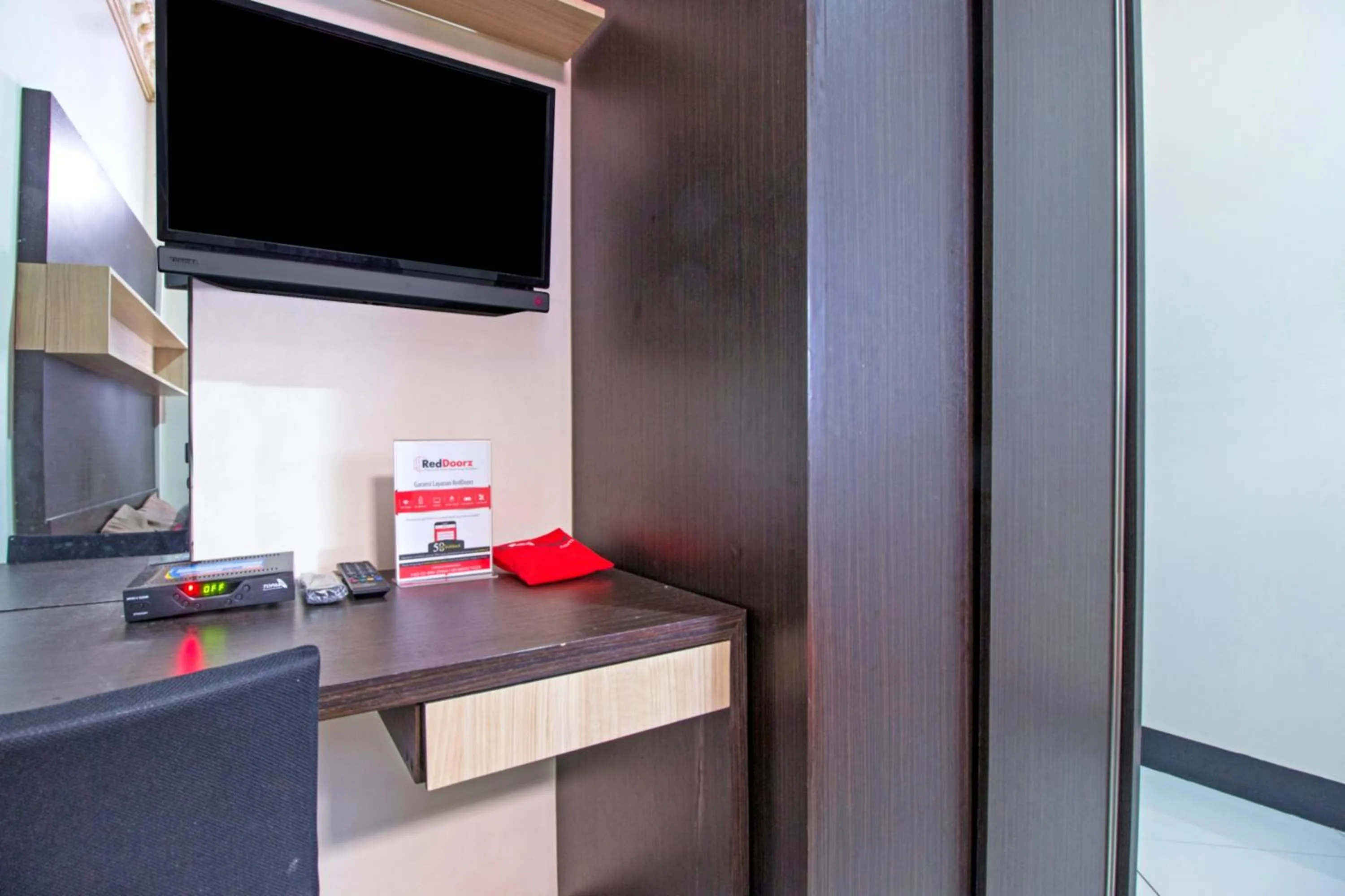 Bedroom in RedDoorz Plus near Isola UPI