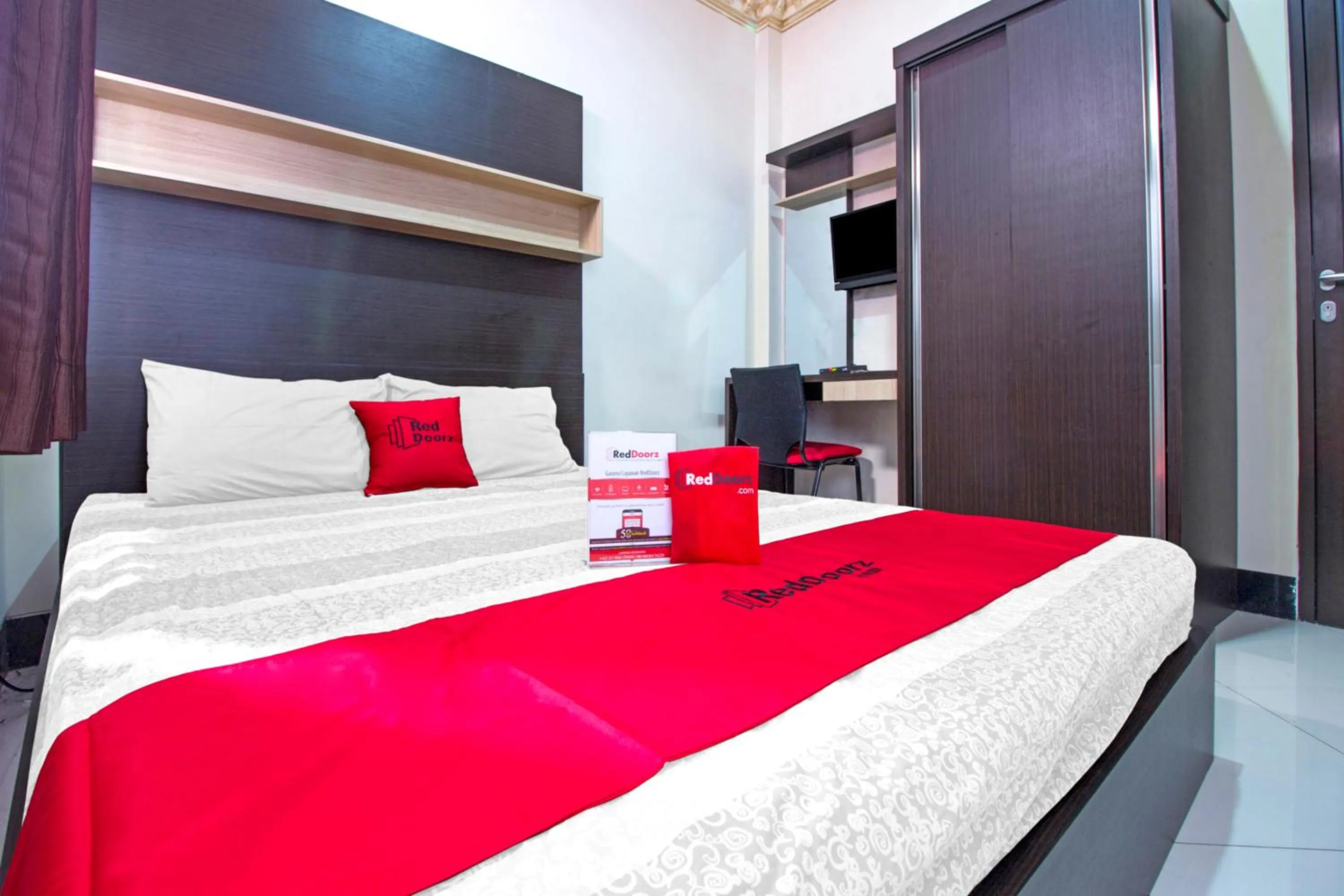 Bedroom, Bed in RedDoorz Plus near Isola UPI